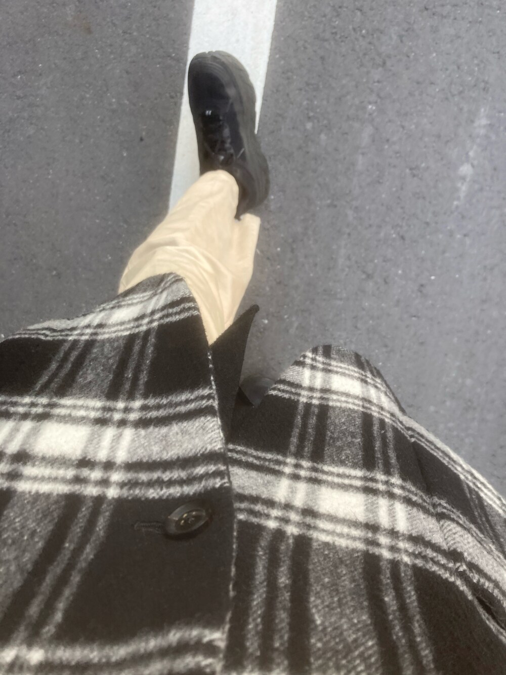 ベージュ系のチノパンツ、ブラック系のスニーカー、ブラック系のテーラードジャケットを着用したメンズの冬コーディネートの2枚目の写真