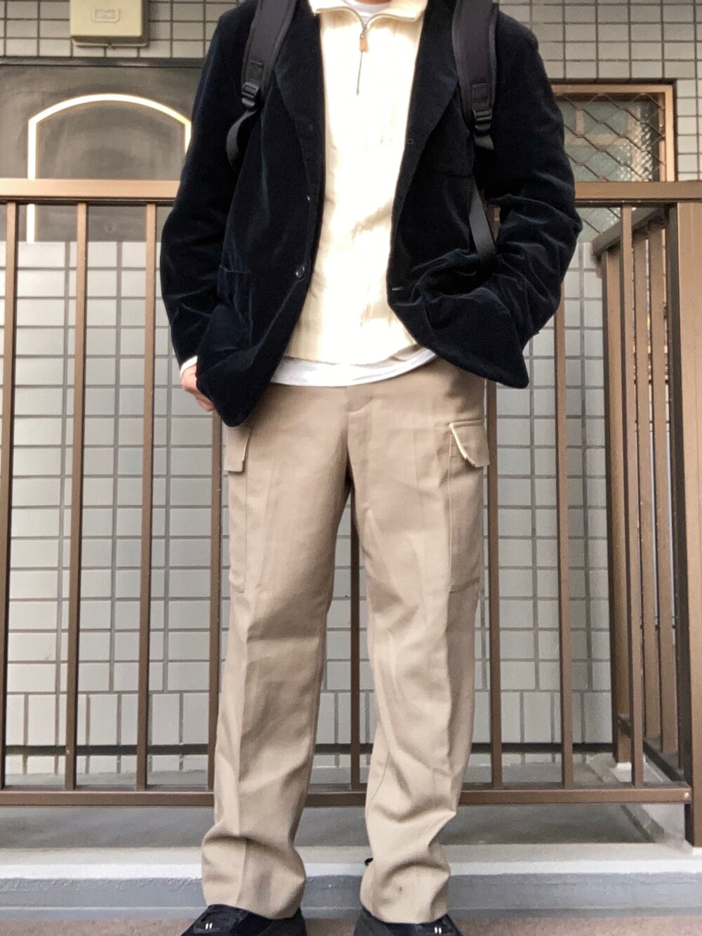「秋のコーデ、ハーフジップ、ホカオネオネ」｜「BEAMSのアイテム（カーゴパンツ、ベージュ系）」を使った、マーマレードさん（メンズ・168cm）の秋コーディネートの2枚目の写真