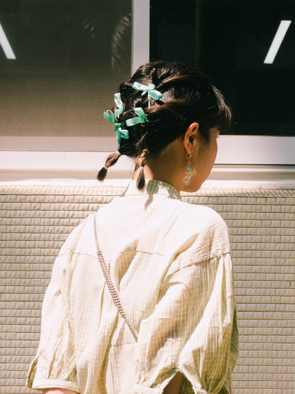 ホワイト系のバレエシューズを着用したレディースの春コーディネートの5枚目の写真