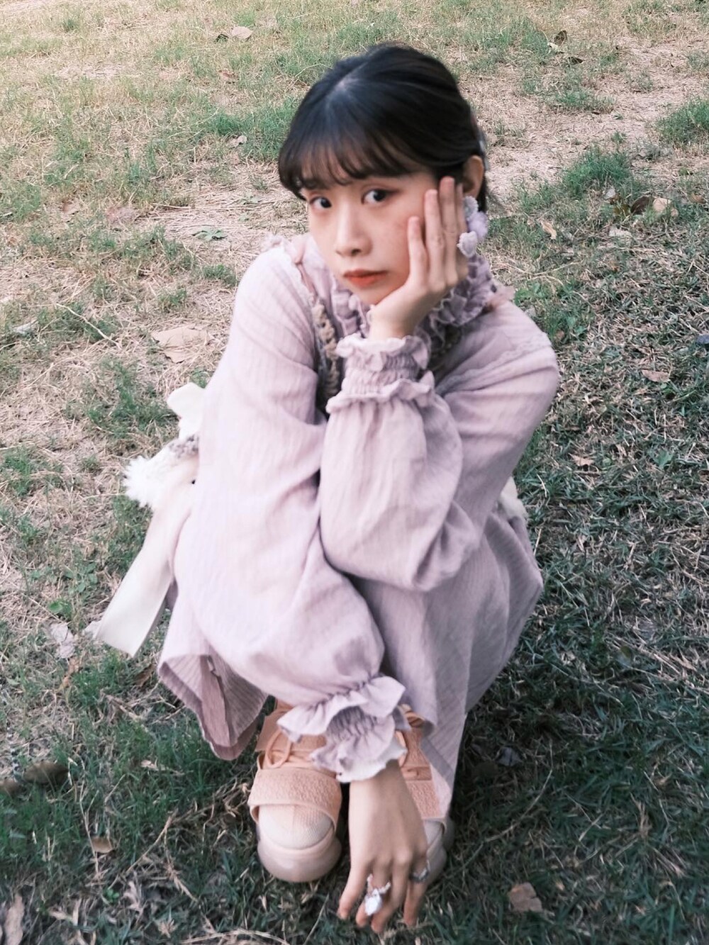 ホワイト系のショルダーバッグ、ピンク系のスニーカーを着用したレディースの春コーディネートの2枚目の写真