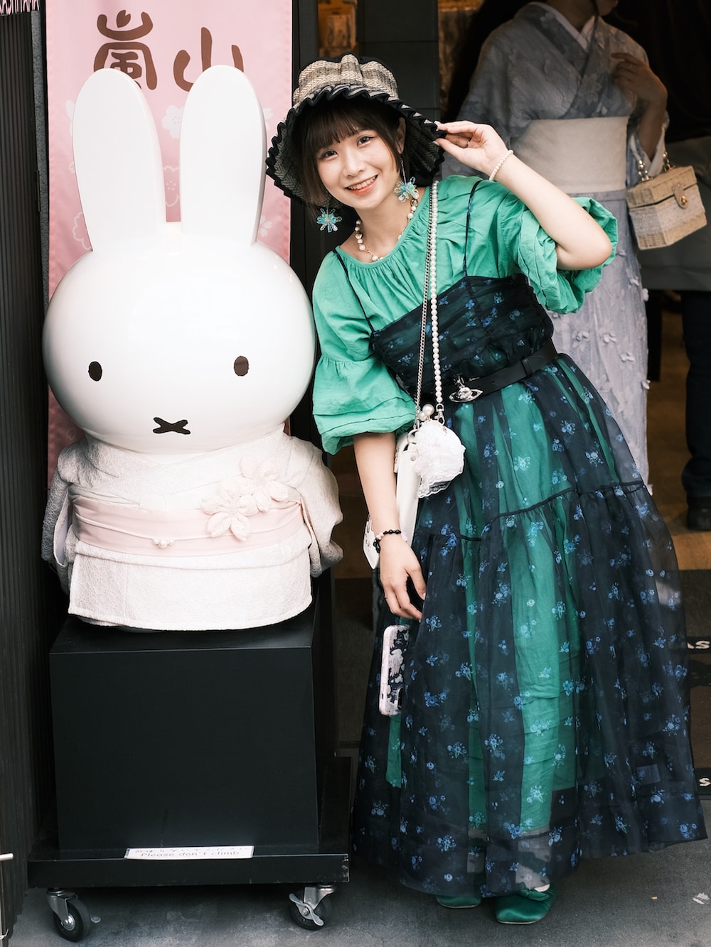 ブルー系のワンピースを着用したレディースの秋コーディネートの2枚目の写真