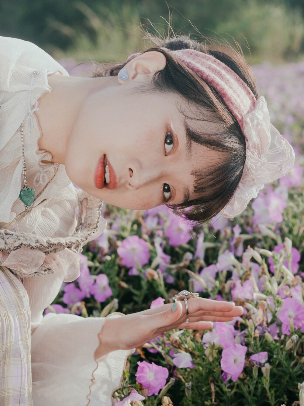 パープル系のワンピースを着用したレディースの春コーディネートの2枚目の写真