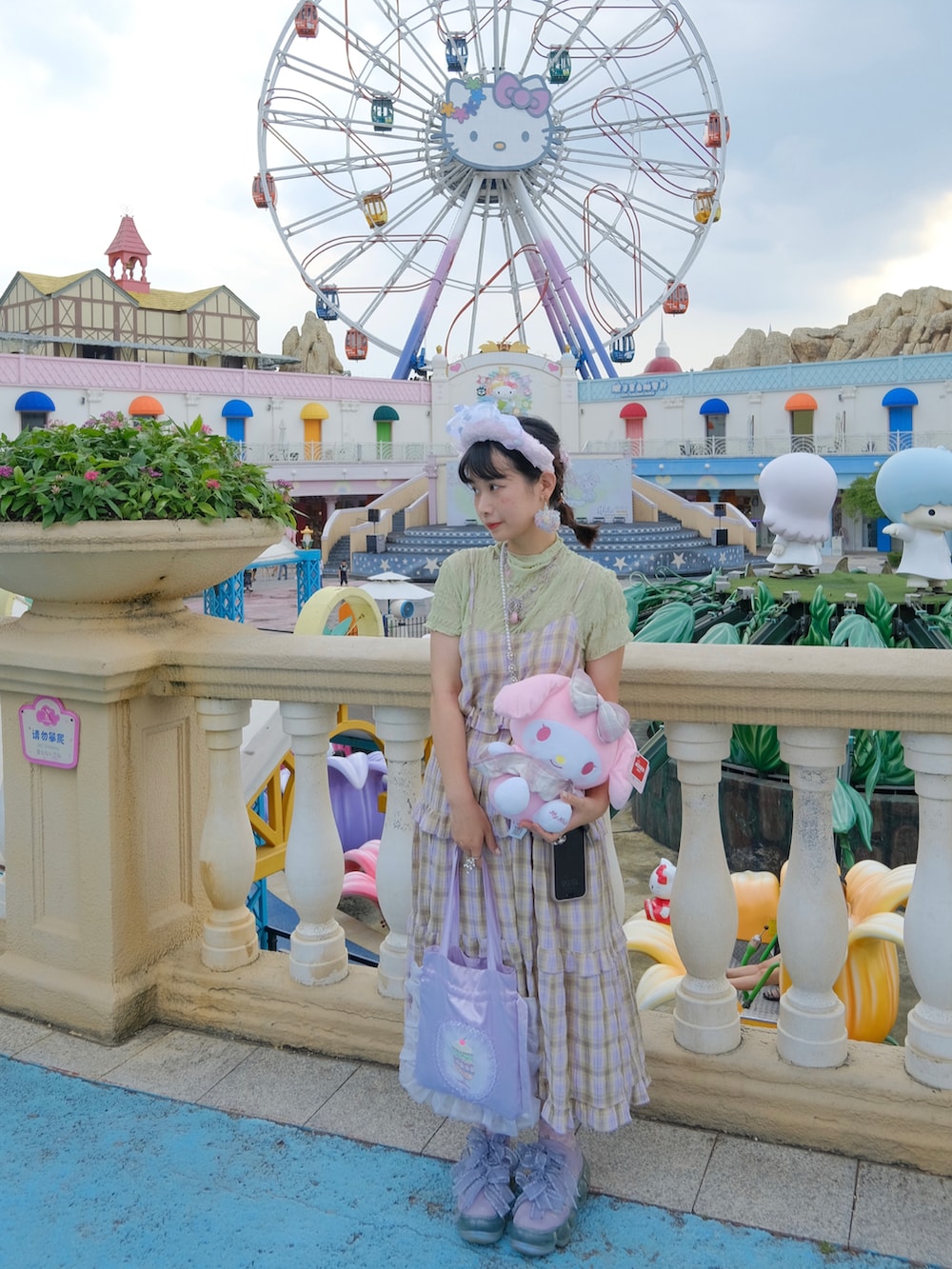 パープル系のワンピース/ドレス、パープル系のスニーカーを着用したレディースの夏コーディネートの2枚目の写真