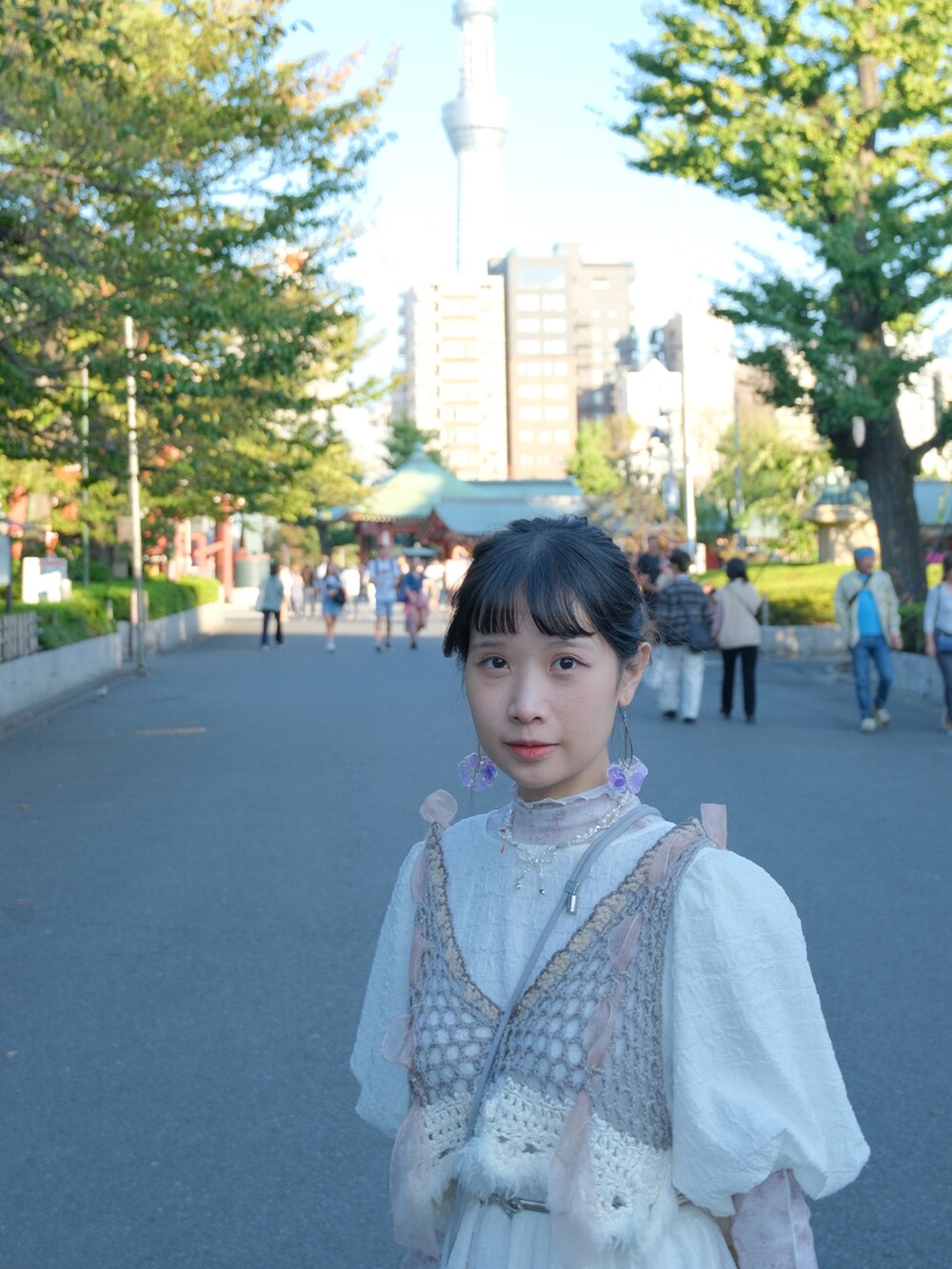 ホワイト系のワンピース/ドレスを着用したレディースの秋コーディネートの2枚目の写真