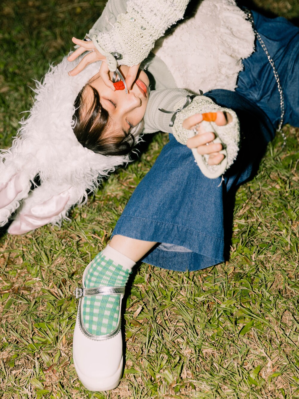 ホワイト系のバレエシューズ、ブルー系のデニムパンツを着用したレディースの冬コーディネートの2枚目の写真