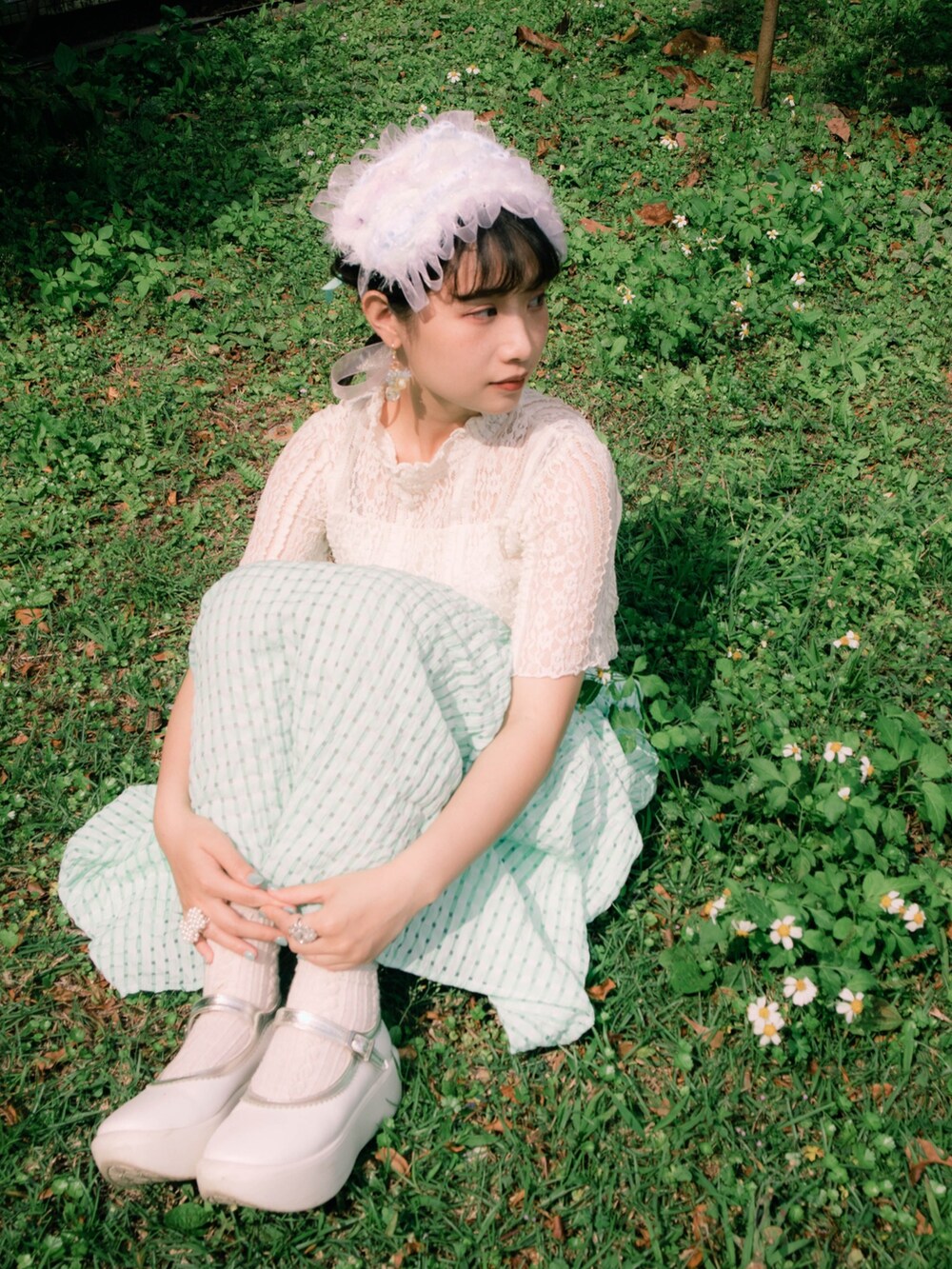 ホワイト系のバレエシューズ、グリーン系のスカートを着用したレディースの春コーディネートの2枚目の写真