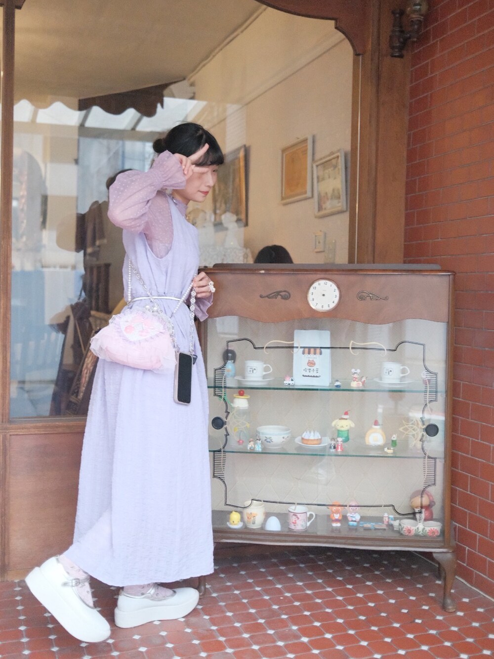 ホワイト系のバレエシューズ、パープル系のワンピースを着用したレディースの秋コーディネートの2枚目の写真