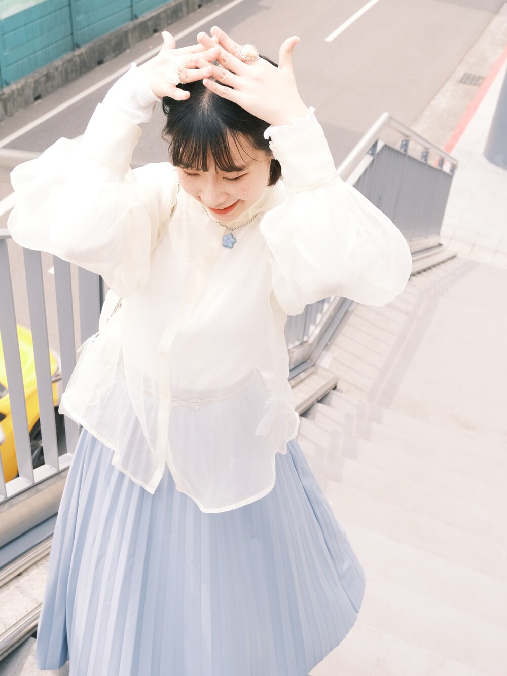 ホワイト系のショルダーバッグ、ブルー系のスカート、ホワイト系のその他トップスを着用したレディースの春コーディネートの2枚目の写真