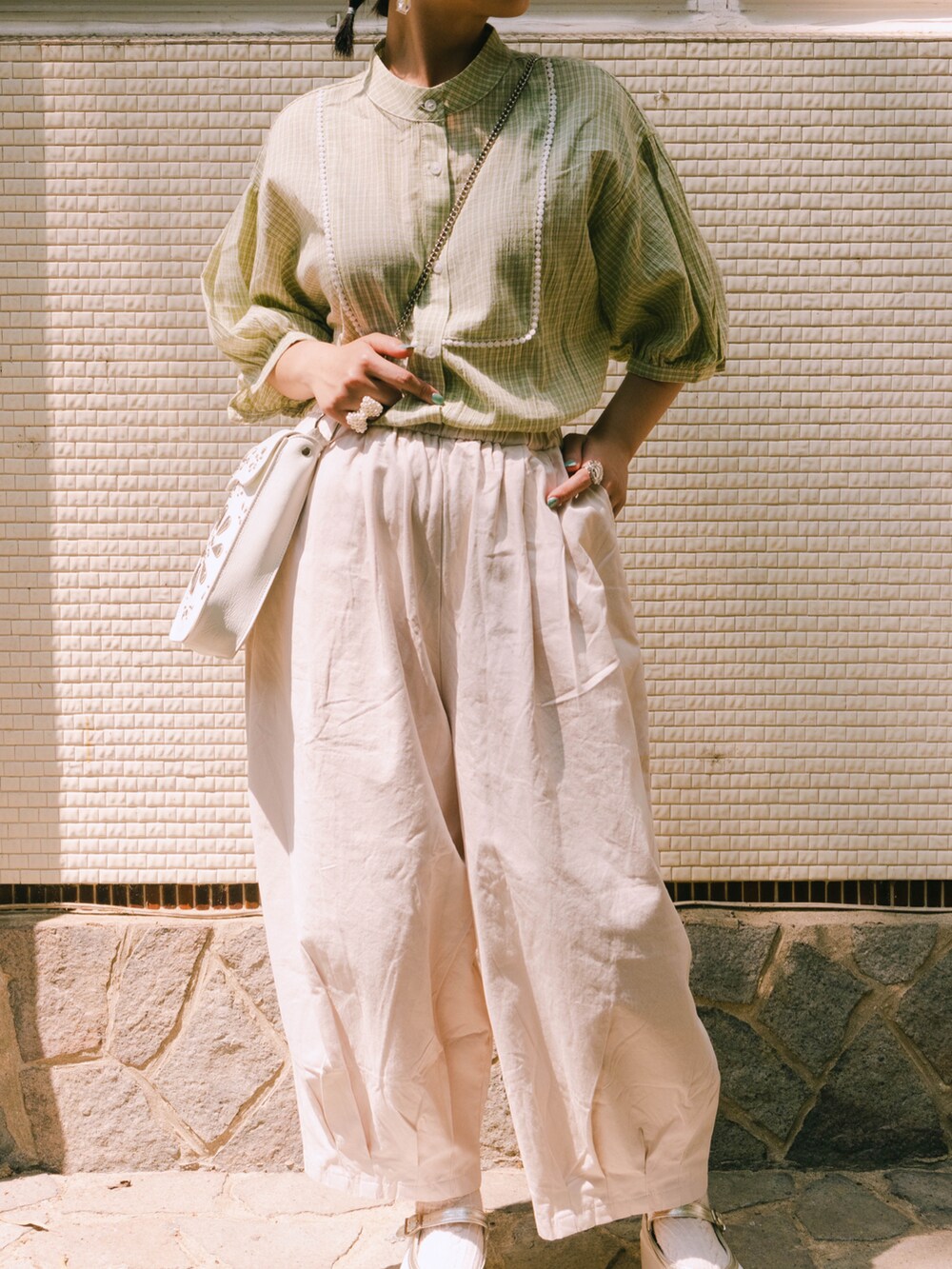 ホワイト系のバレエシューズを着用したレディースの春コーディネートの3枚目の写真