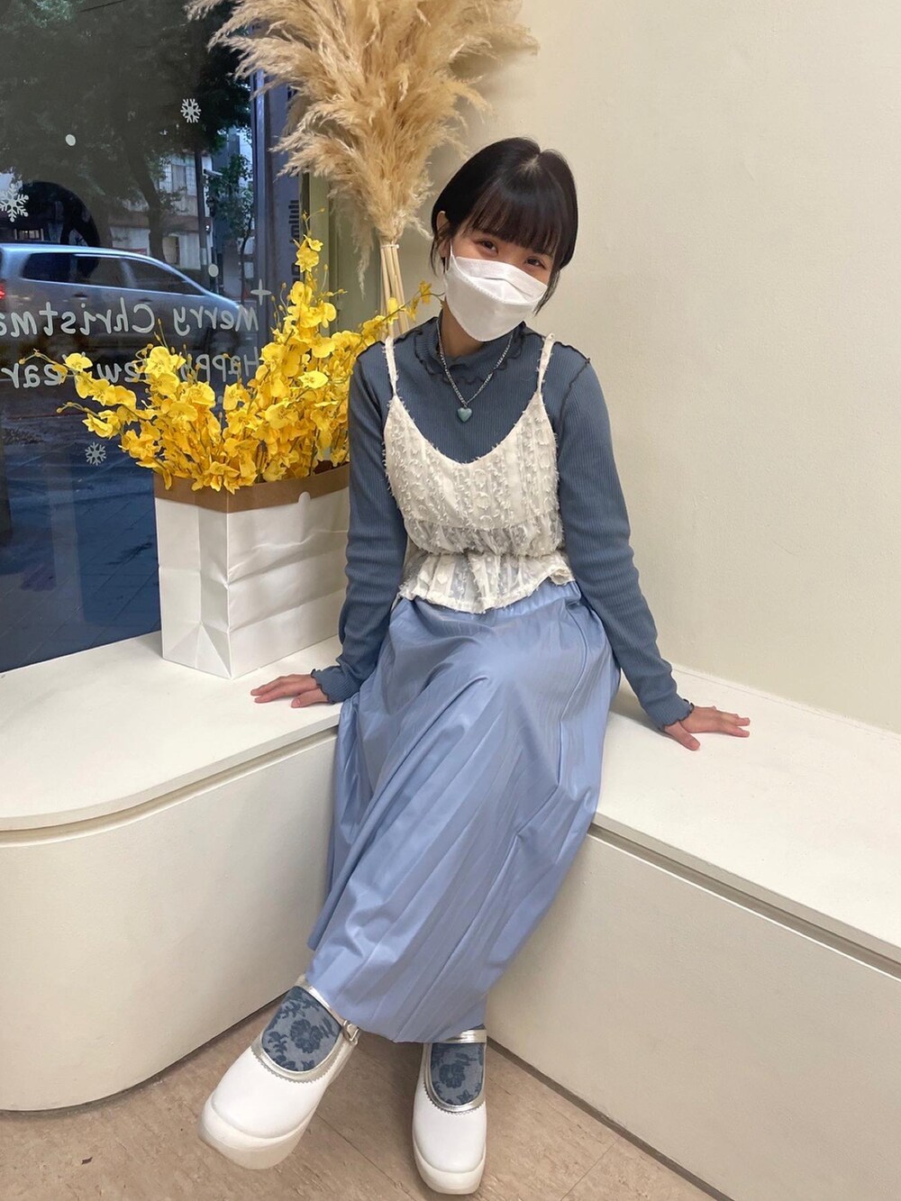 ブルー系のニット/セーター、ホワイト系のバレエシューズ、ブルー系のスカートを着用したレディースの秋コーディネートの2枚目の写真