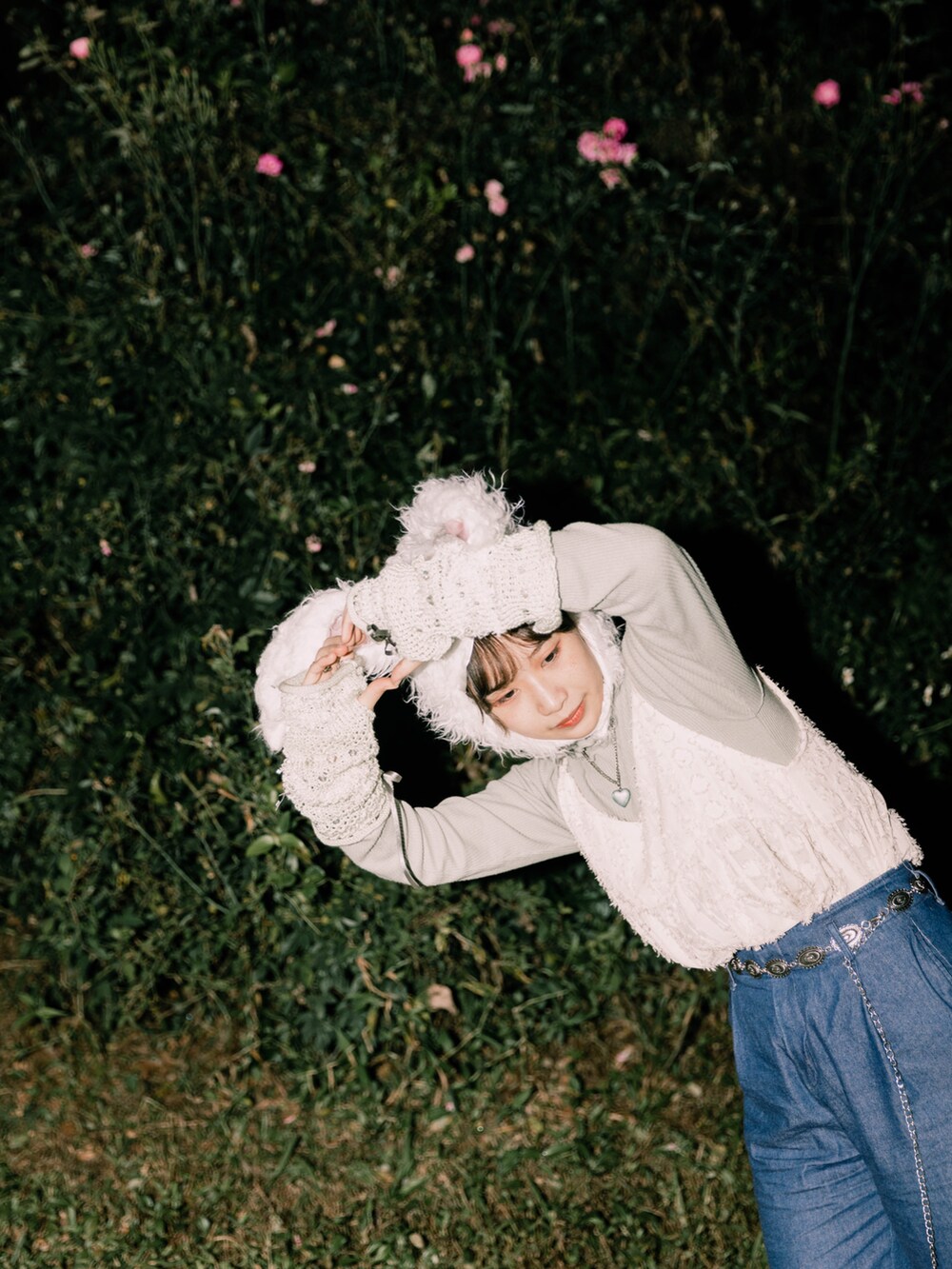 ホワイト系のバレエシューズ、ブルー系のデニムパンツを着用したレディースの冬コーディネートの4枚目の写真