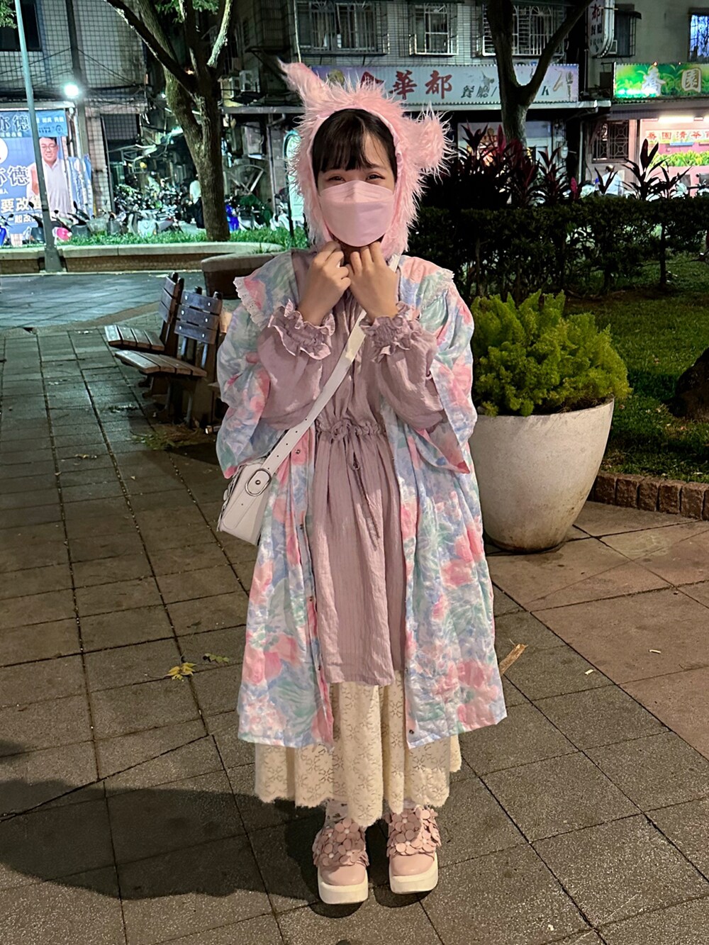 ピンク系のバレエシューズ、ホワイト系のショルダーバッグを着用したレディースの秋コーディネートの2枚目の写真