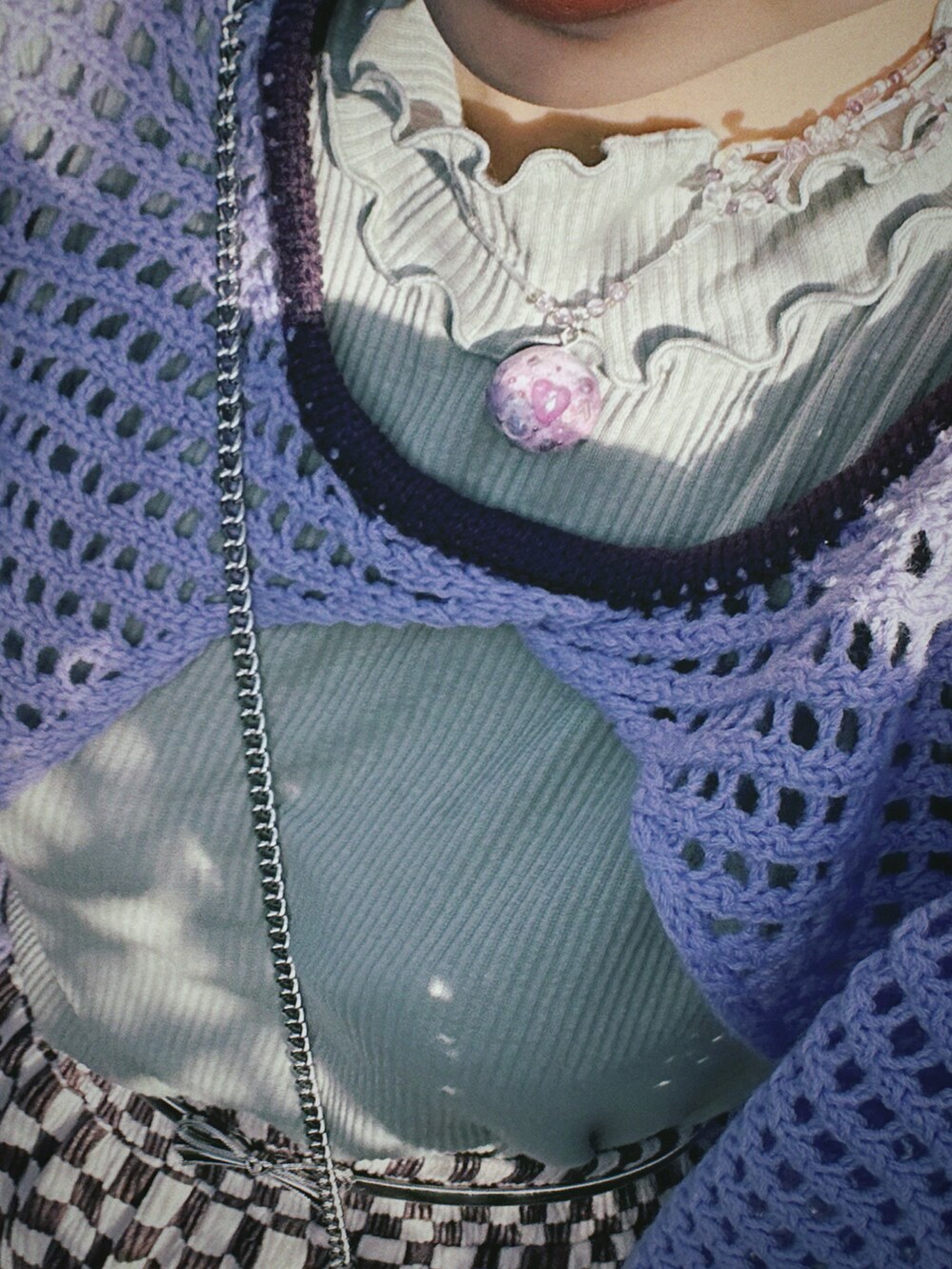 ホワイト系のショルダーバッグ、パープル系のスニーカー、グリーン系のニット/セーターを着用したレディースの秋コーディネートの3枚目の写真