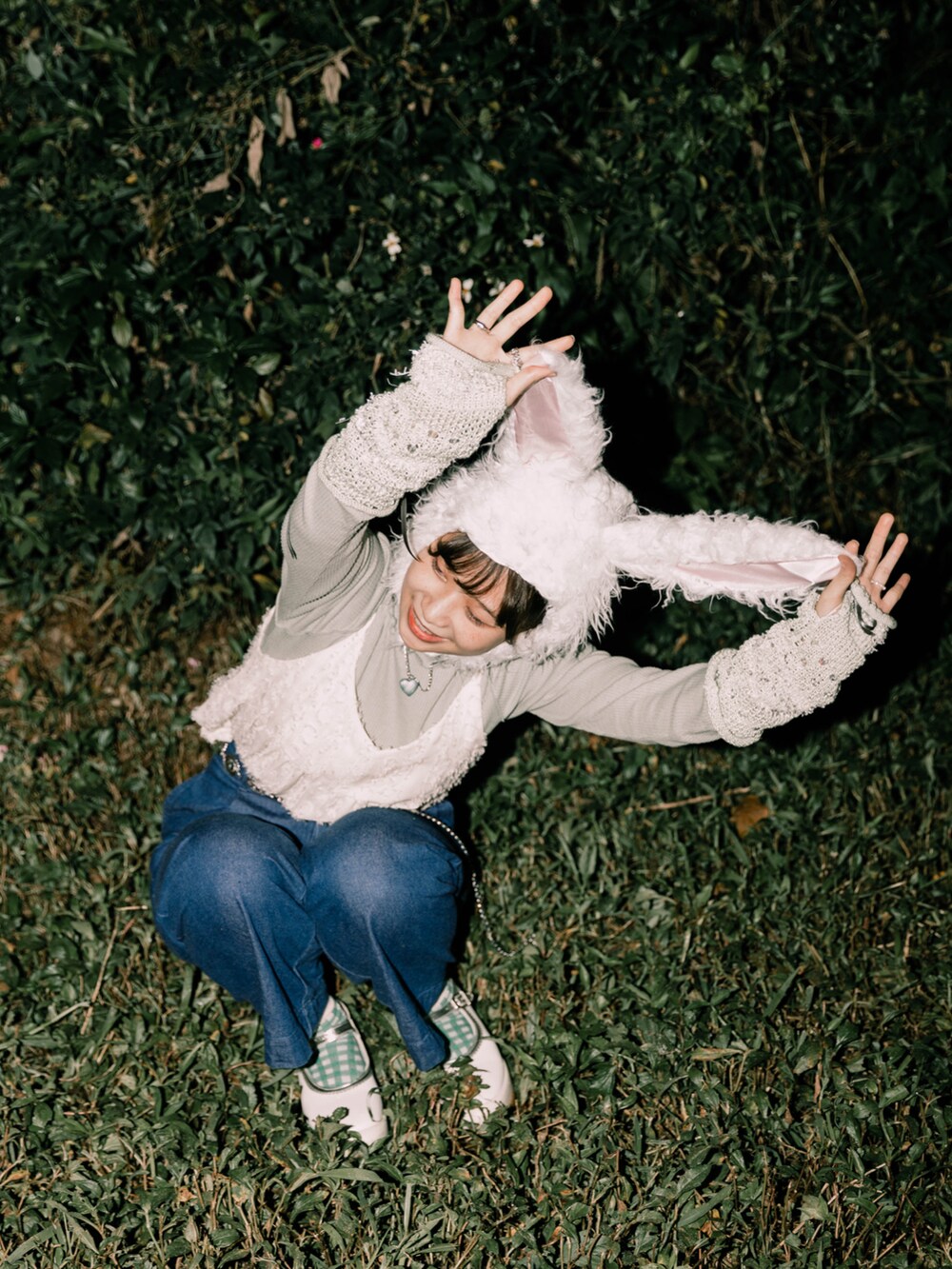 ホワイト系のバレエシューズ、ブルー系のデニムパンツを着用したレディースの冬コーディネートの5枚目の写真