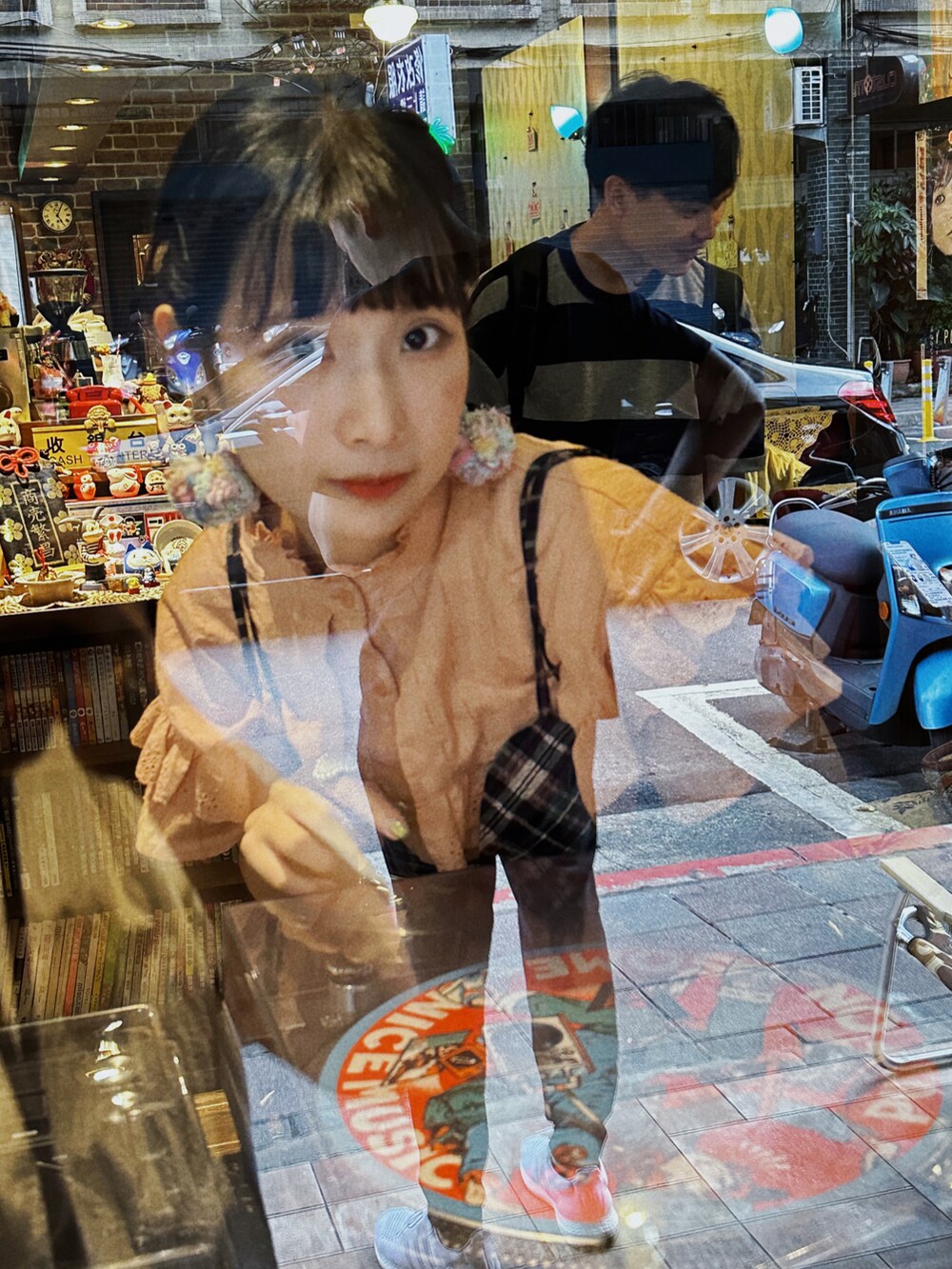 ピンク系のショルダーバッグ、パープル系のジャンパースカート、オレンジ系のシャツ/ブラウスを着用したレディースの夏コーディネートの4枚目の写真