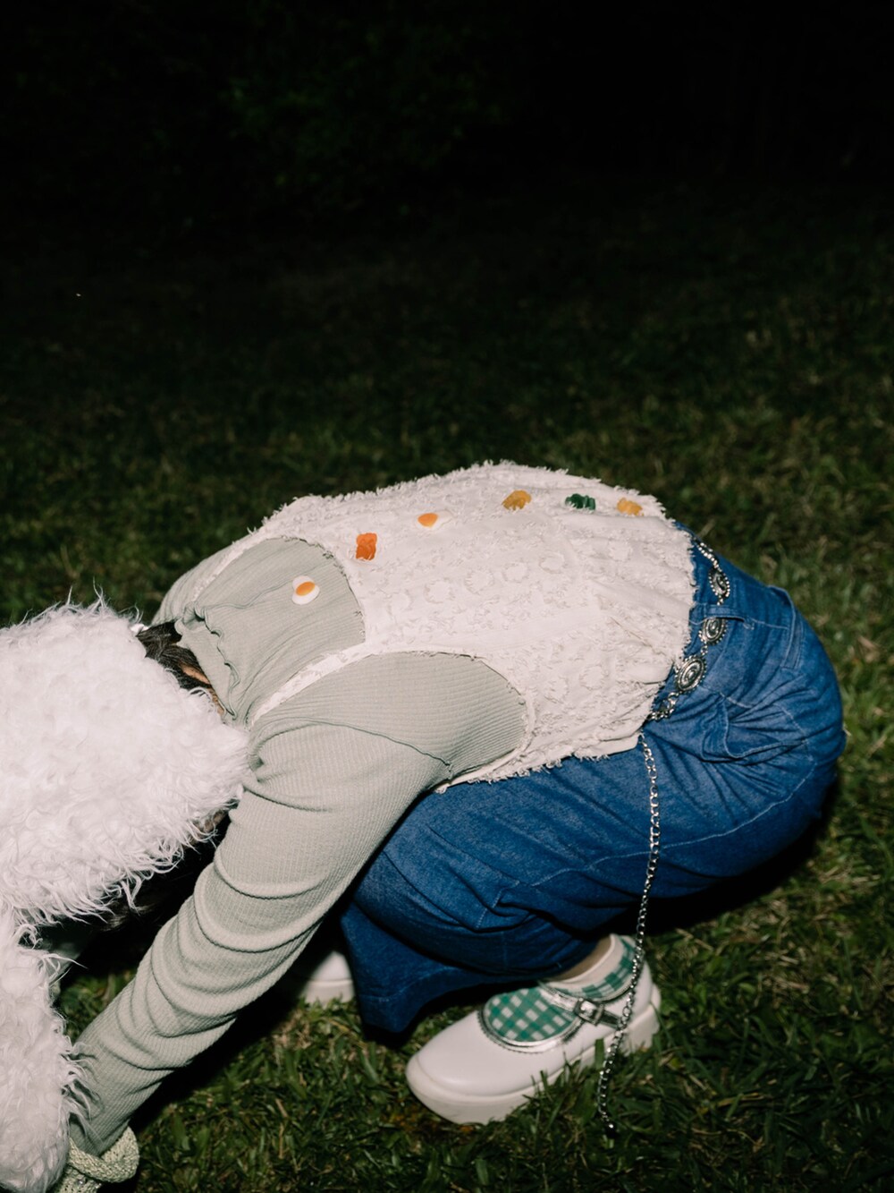 ホワイト系のバレエシューズ、ブルー系のデニムパンツを着用したレディースの冬コーディネートの3枚目の写真