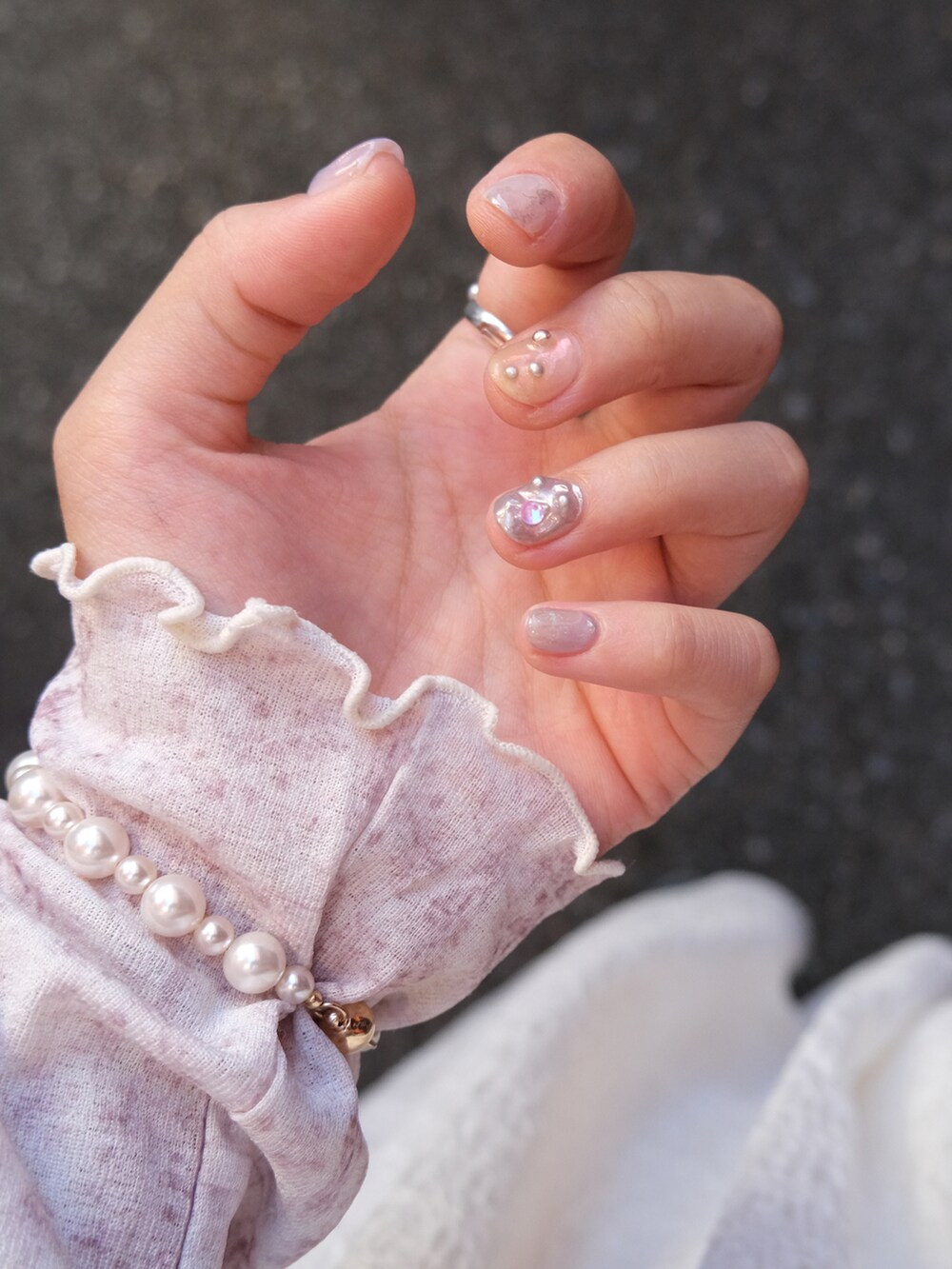 ホワイト系のワンピース/ドレスを着用したレディースの秋コーディネートの4枚目の写真