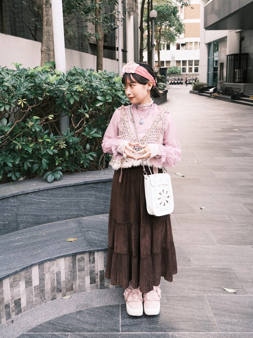 ホワイト系のショルダーバッグ、ピンク系のバレエシューズ、パープル系のその他トップスを着用したレディースの春コーディネートの2枚目の写真