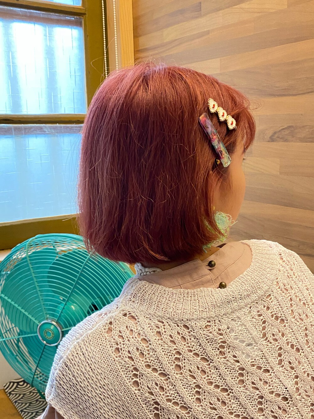 ブラック系のショルダーバッグ、ホワイト系のニット/セーター、パープル系のスニーカーを着用したレディースの冬コーディネートの3枚目の写真