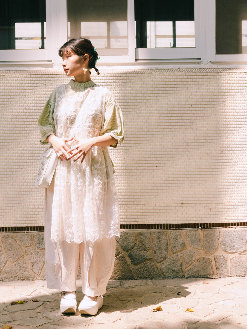 ホワイト系のバレエシューズを着用したレディースの春コーディネートの2枚目の写真