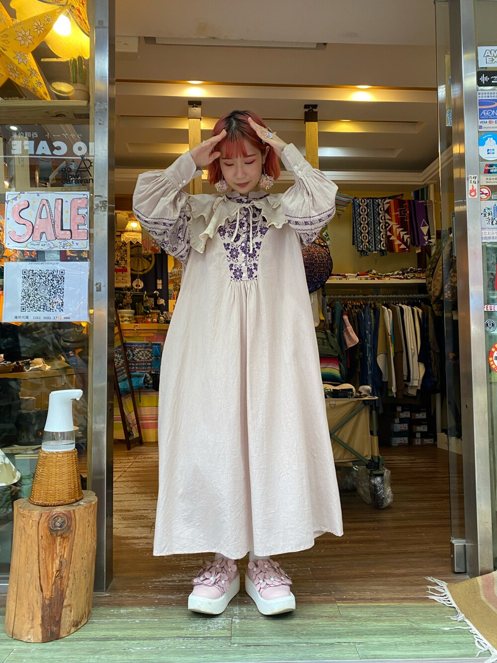 ピンク系のバレエシューズ、ベージュ系のストール/ショールを着用したレディースの冬コーディネートの2枚目の写真