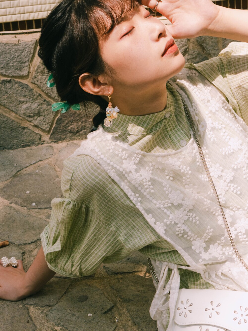 ホワイト系のバレエシューズを着用したレディースの春コーディネートの4枚目の写真