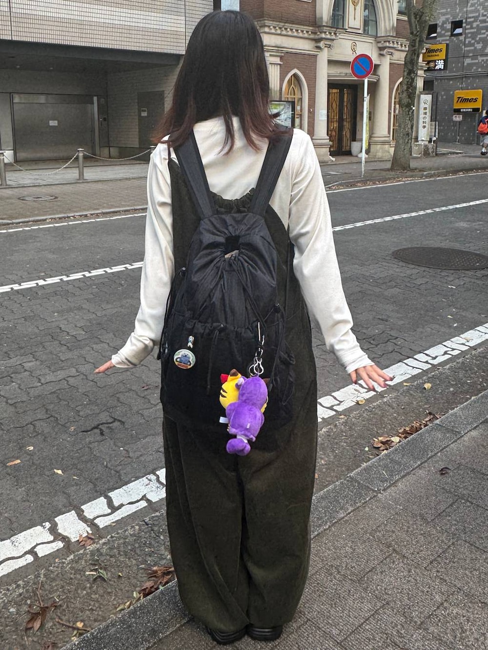 グリーン系のサロペット/オーバーオール、ホワイト系のTシャツ/カットソー、ブラック系のローファーを着用したレディースの秋コーディネートの2枚目の写真