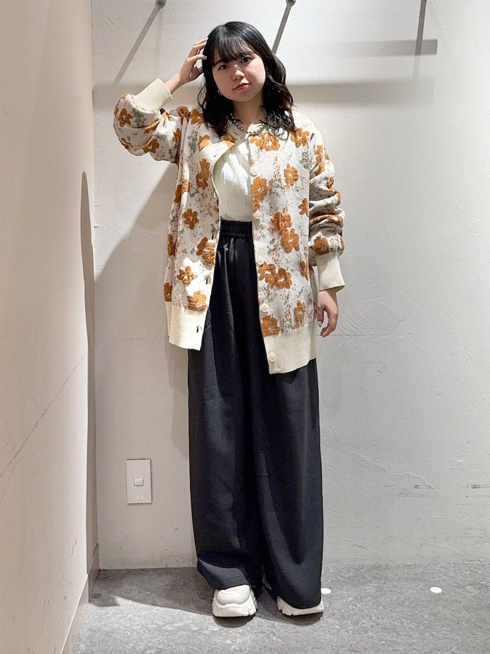 ベージュ系のTシャツ/カットソー、ベージュ系のスニーカー、ベージュ系のカーディガン/ボレロを着用したレディースの冬コーディネートの4枚目の写真