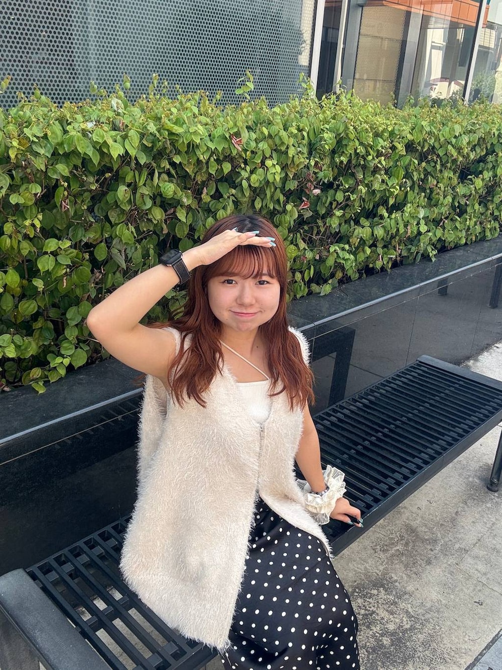 ホワイト系のサンダル、ベージュ系のキャミソール、ブラック系のスカートを着用したレディースの夏コーディネートの4枚目の写真