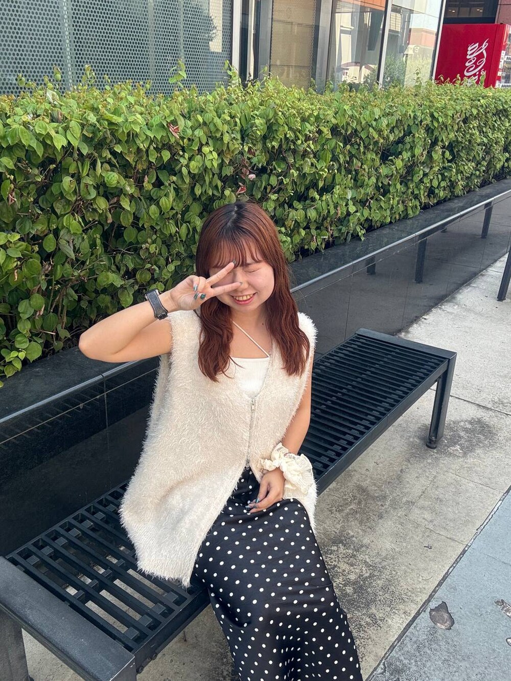 ホワイト系のサンダル、ベージュ系のキャミソール、ブラック系のスカートを着用したレディースの夏コーディネートの3枚目の写真