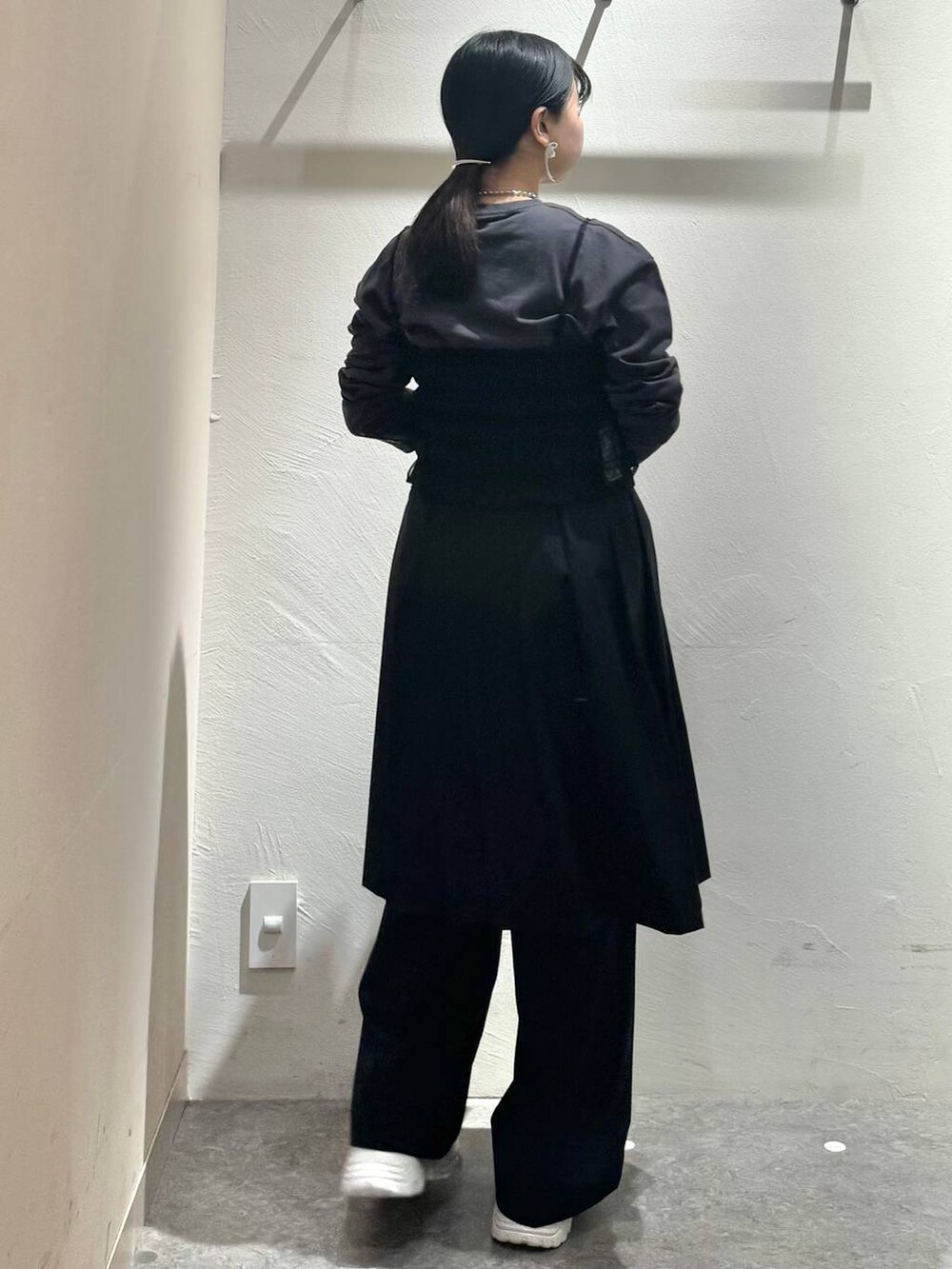 グレー系のTシャツ/カットソー、シルバー系のショルダーバッグ、ブラック系のその他パンツを着用したレディースの春コーディネートの3枚目の写真