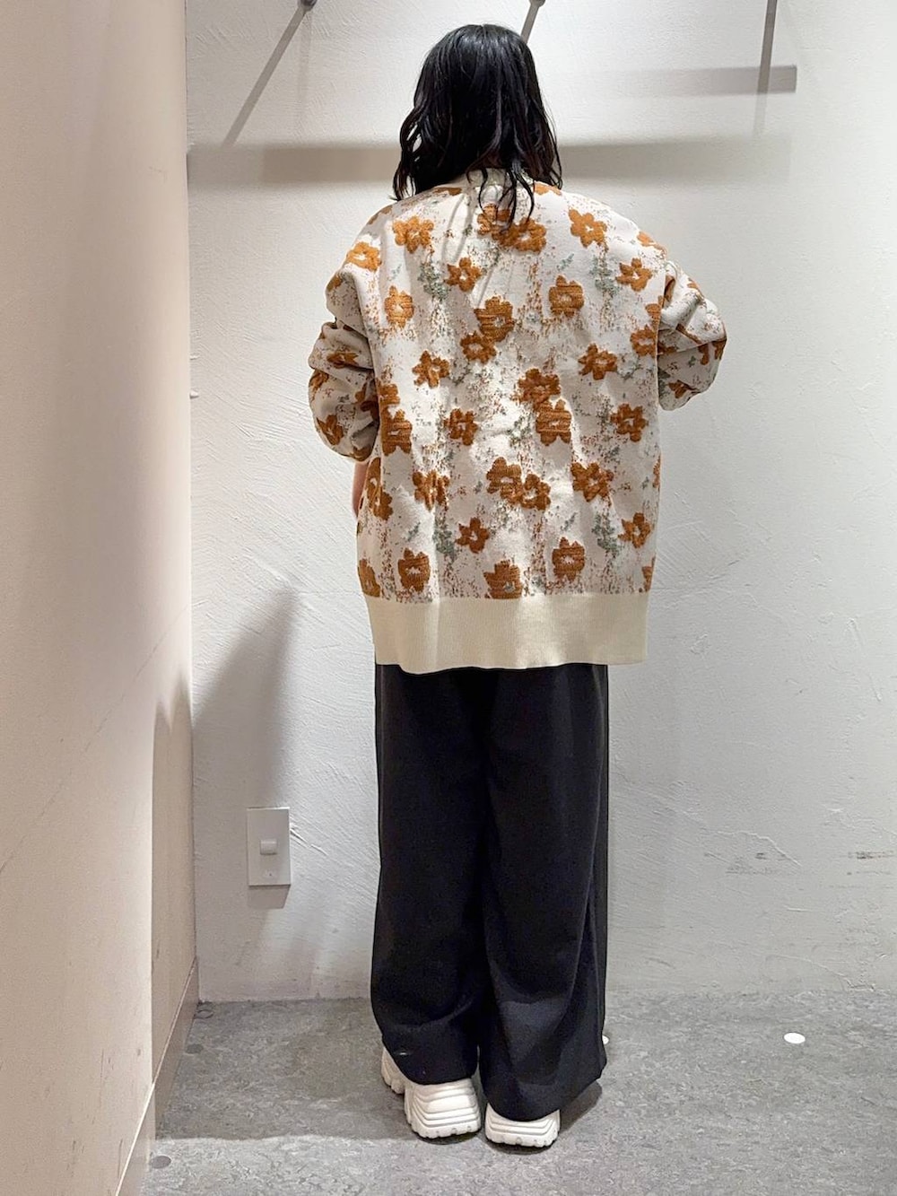 ベージュ系のTシャツ/カットソー、ベージュ系のスニーカー、ベージュ系のカーディガン/ボレロを着用したレディースの冬コーディネートの3枚目の写真