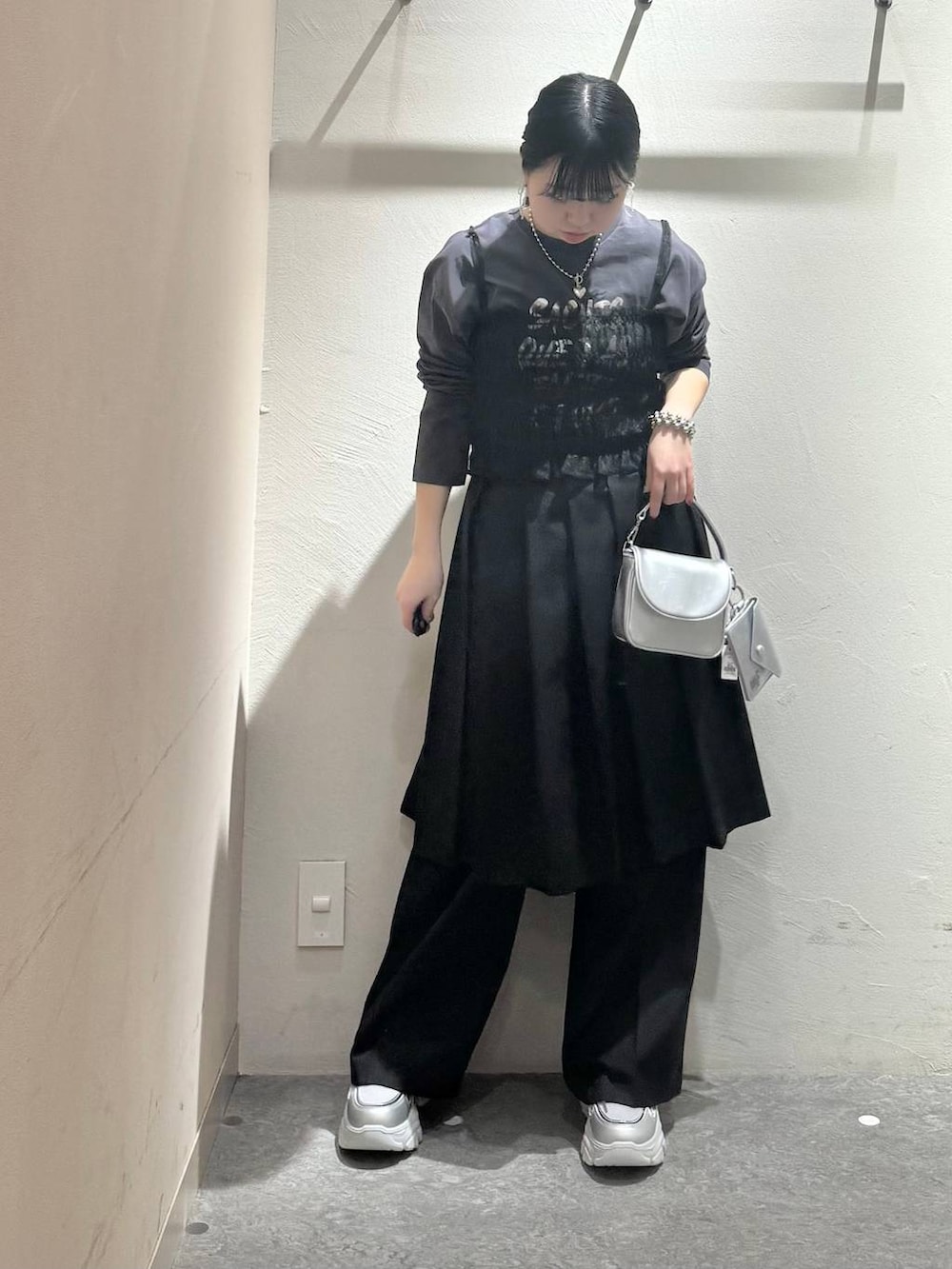グレー系のTシャツ/カットソー、シルバー系のショルダーバッグ、ブラック系のその他パンツを着用したレディースの春コーディネートの4枚目の写真