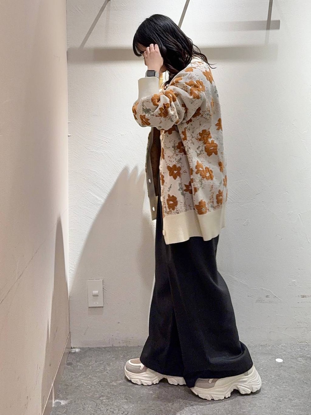 ベージュ系のTシャツ/カットソー、ベージュ系のスニーカー、ベージュ系のカーディガン/ボレロを着用したレディースの冬コーディネートの2枚目の写真