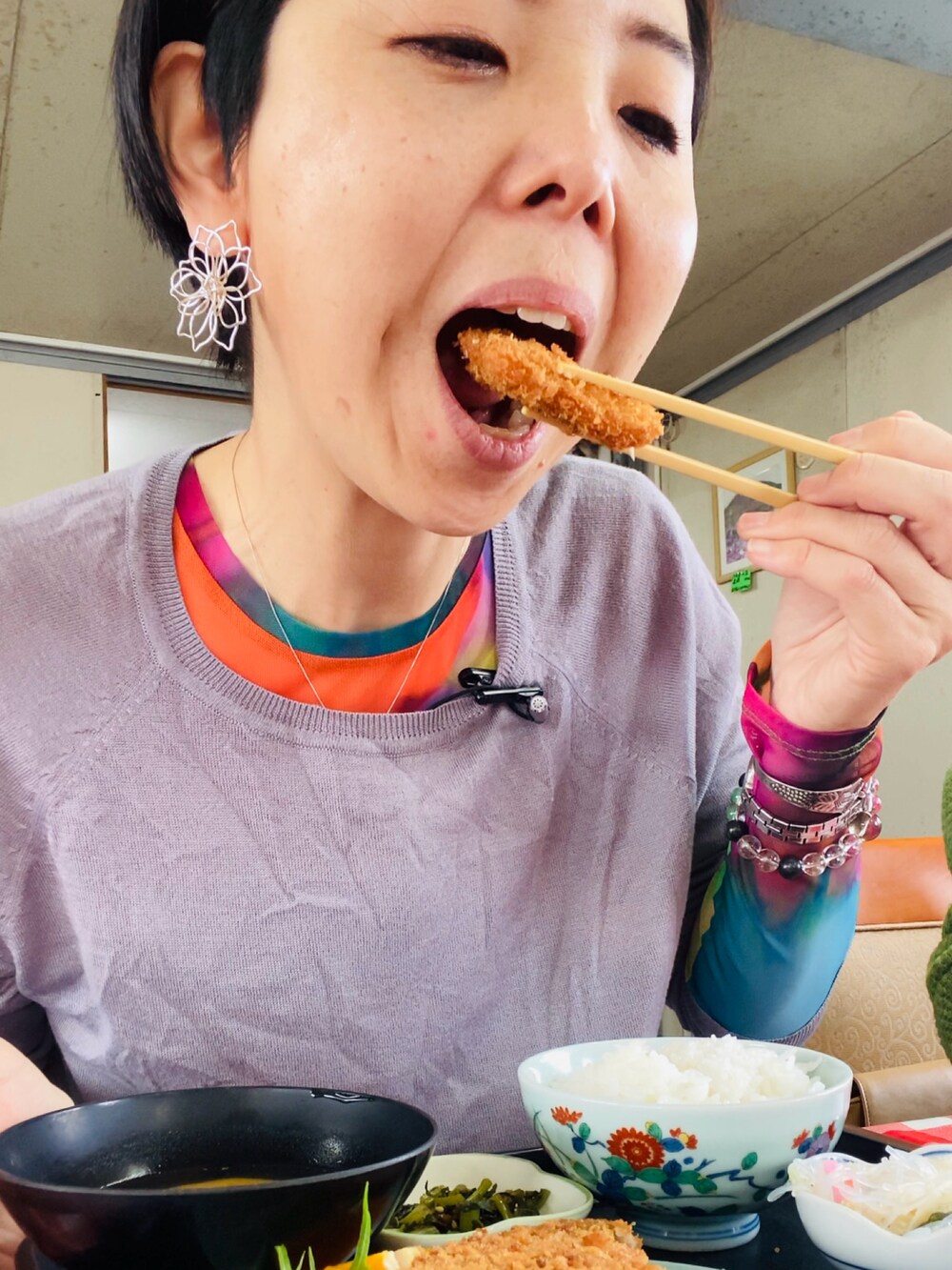 グレー系のスカート、その他のトップス、グレー系のニット/セーターを着用したレディースの秋コーディネートの3枚目の写真
