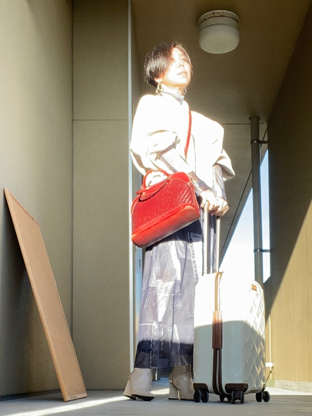 グレー系のワンピース/ドレス、ホワイト系のジャケット/アウター、ベージュ系のブーツを着用したレディースの秋コーディネートの3枚目の写真