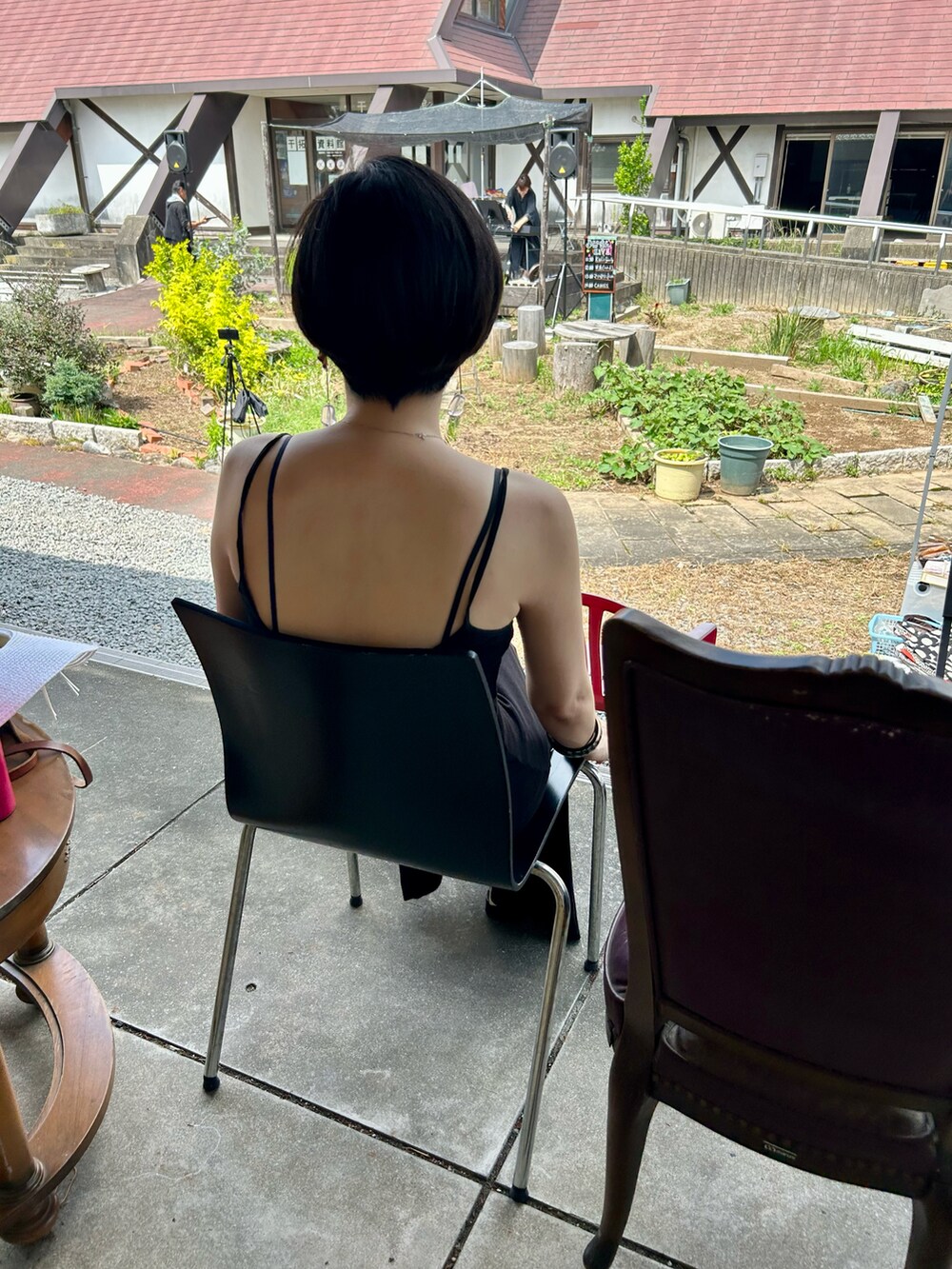 「今日のコーデ、まだまだ暑い、夏コーデ、シンフルコーデ、肌見せ、モノトーン、キャミワンピ、食べてる動画はTikTokへ」｜「ZARAのストラップロングワンピース（ワンピース/ドレス、ブラック系）」を使った、ハマダ マリコさん（レディース・163cm）の秋コーディネートの2枚目の写真
