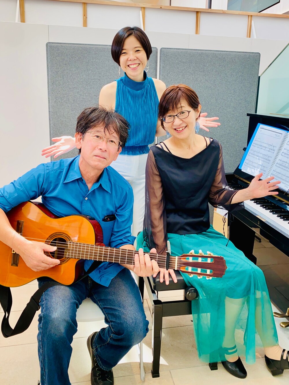 「休日コーデ、おそろいコーデ、大人女子、ハイネックノースリーブ、黒スカート、帽子、食べてる動画はTikTokへ」｜「ZARAのアイテム（トップス、グリーン系）」を使った、ハマダ マリコさん（レディース・163cm）の秋コーディネートの4枚目の写真
