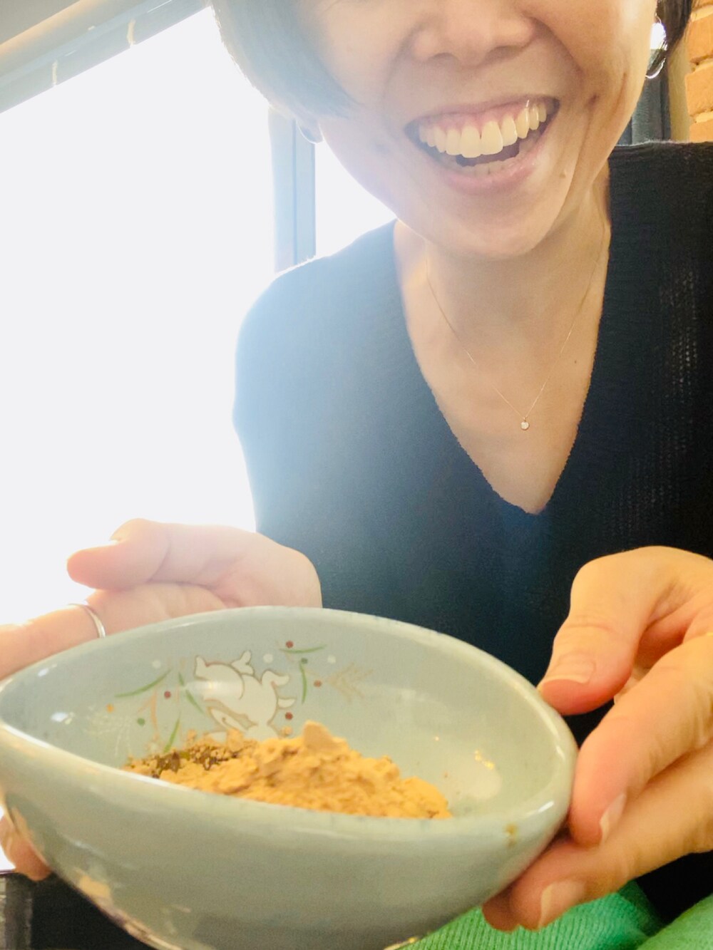 「初秋コーデ、大人カジュアル、プチプラ、透かし編みニット、パンツコーデ、グリーン、カラーパンツ」｜「ZARAのソフト ワイドレッグ パンツ（その他パンツ、グリーン系）」を使った、ハマダ マリコさん（レディース・163cm）の秋コーディネートの2枚目の写真