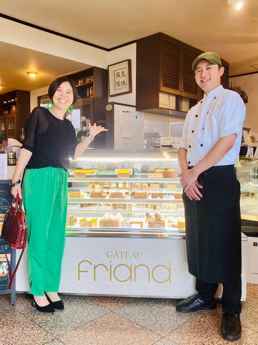 「今日のコーデ、初秋コーデ、お出かけコーデ、パンツスタイル、オトナ女子、シアートップス、グリーンパンツ、カラー×コーデ、食べてる動画はYouTubeへ、食べてる動画はTikTokへ」｜「ZARAのパジャマスタイルパンツ シームディテール（パンツ、グリーン系）」を使った、ハマダ マリコさん（レディース・163cm）の秋コーディネートの2枚目の写真