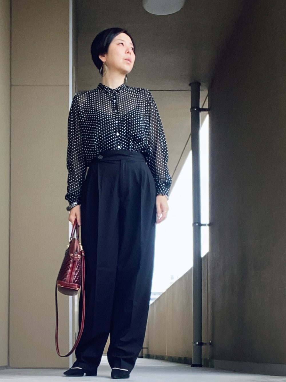 「秋先取りコーデ、秋のコーデ、ブラックコーデ、オトナ女子、シンプルスタイル、キレイめ、シアーシャツ、ドットシャツ、スラックス、食べてる動画はYouTubeへ、食べてる動画はTikTokへ」｜「ZARAのアイテム（シャツ/ブラウス、ブラック系）」を使った、ハマダ マリコさん（レディース・163cm）の秋コーディネートの3枚目の写真