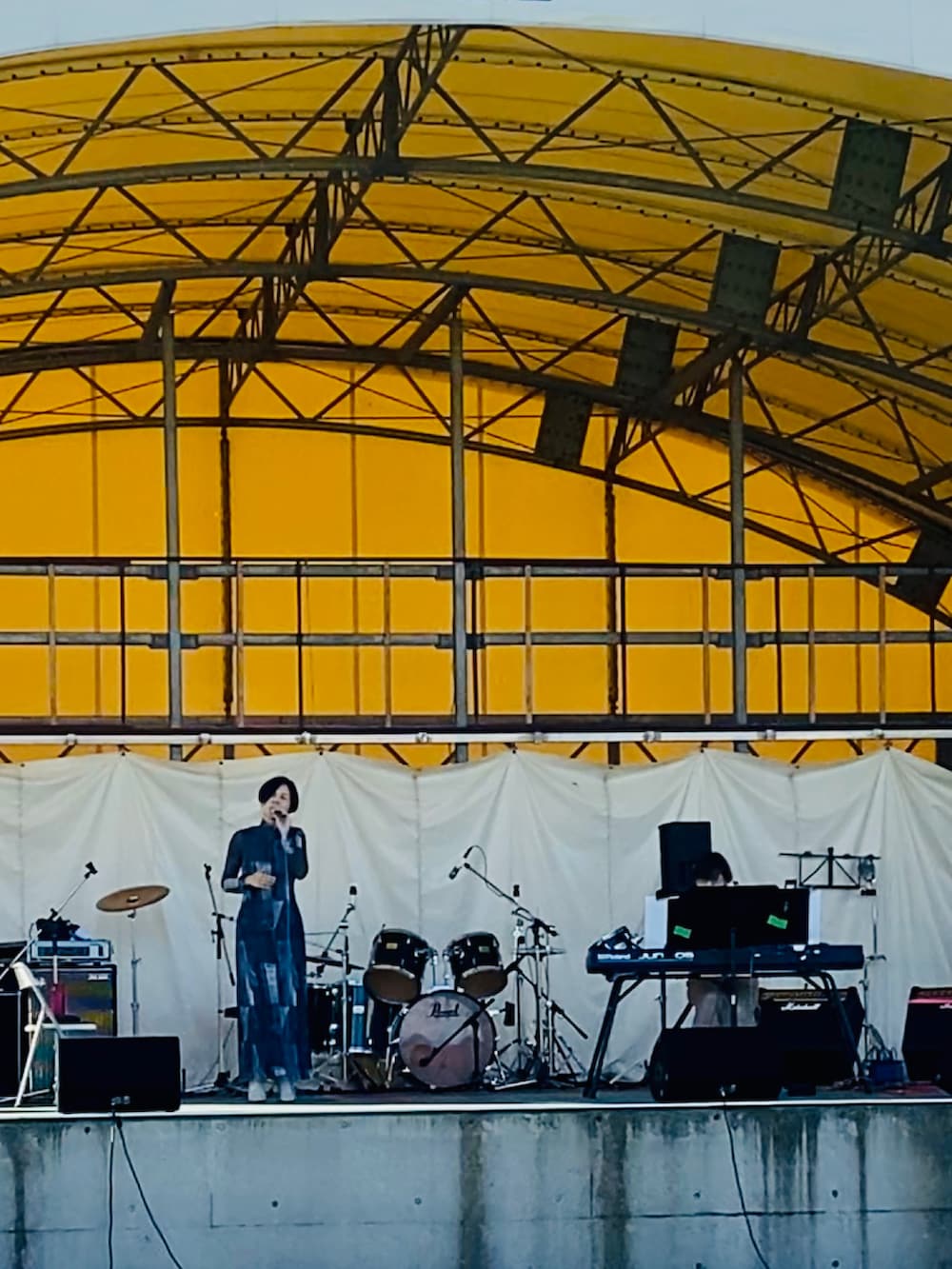 グレー系のワンピース/ドレス、ホワイト系のジャケット/アウター、ベージュ系のブーツを着用したレディースの秋コーディネートの2枚目の写真