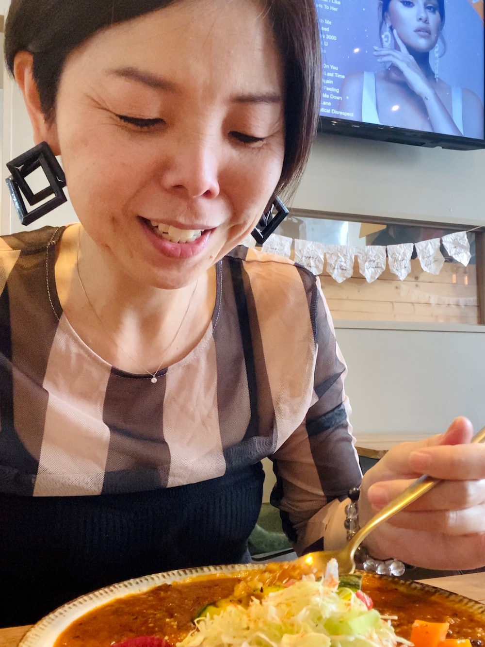 「ファッションを楽しもう、重ね着ベストシーズン、秋服コーデ、ジャケットスタイル、オトナ女子、ビスチェ、シアートップス、ワイドパンツ」｜「UNIQLOの3Dスフレヤーンリブビスチェスムース（トップス、ブラック系）」を使った、ハマダ マリコさん（レディース・163cm）の秋コーディネートの2枚目の写真