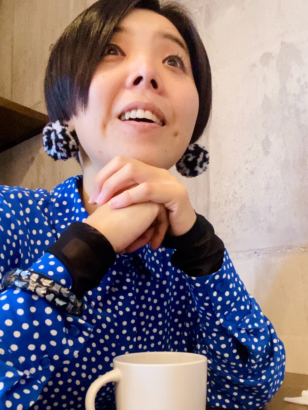 ブルー系のワンピース/ドレス、ホワイト系のスニーカー、ブラック系のボディバッグ/ウエストポーチを着用したレディースの冬コーディネートの2枚目の写真