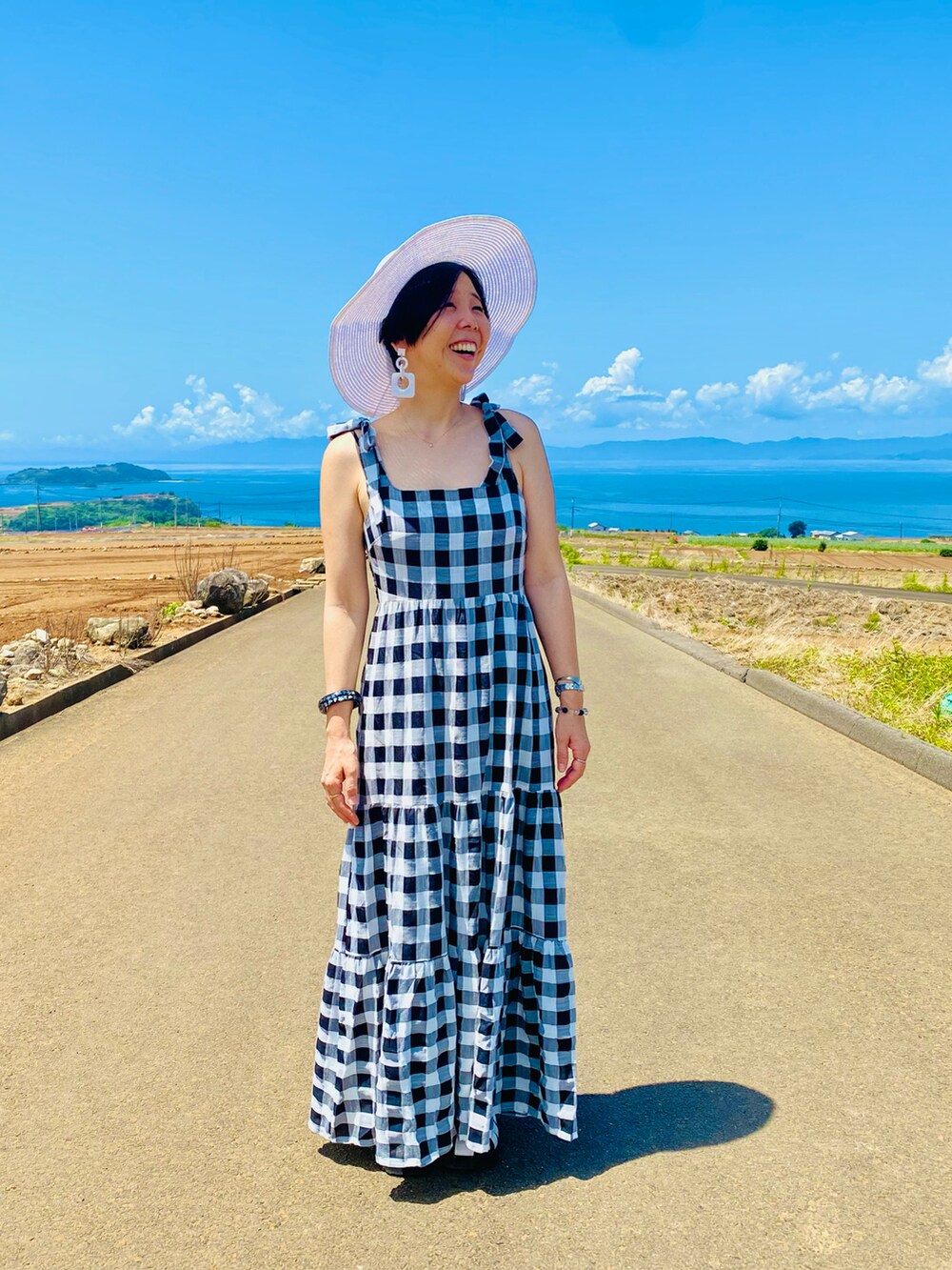 「アツいコーデ全部見せ、夏コーデ、サンダルコーデ、プチプラコーデ、モノトーンコーデ、ワンピーススタイル、SHEIN、チェックワンピース、ひまわり畑、食べてる動画はTikTokへ」｜「SHEINのストラップリボン ギンガムチェック ワンピース（ワンピース/ドレス、その他）」を使った、ハマダ マリコさん（レディース・163cm）の夏コーディネートの3枚目の写真