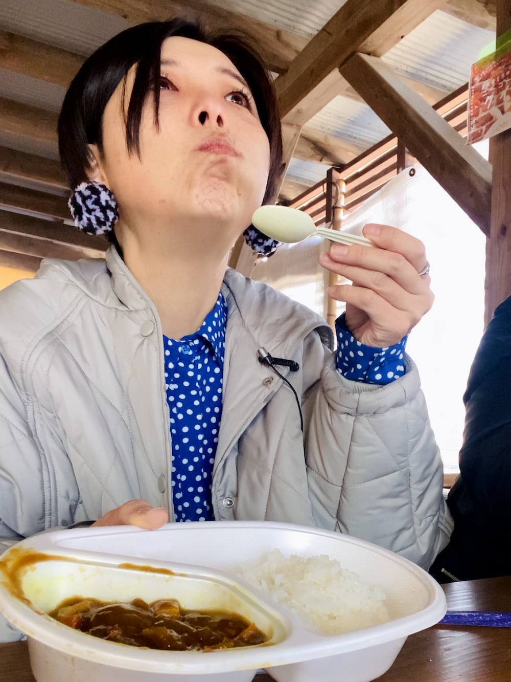 ブルー系のワンピース/ドレス、ホワイト系のスニーカー、ブラック系のボディバッグ/ウエストポーチを着用したレディースの冬コーディネートの3枚目の写真