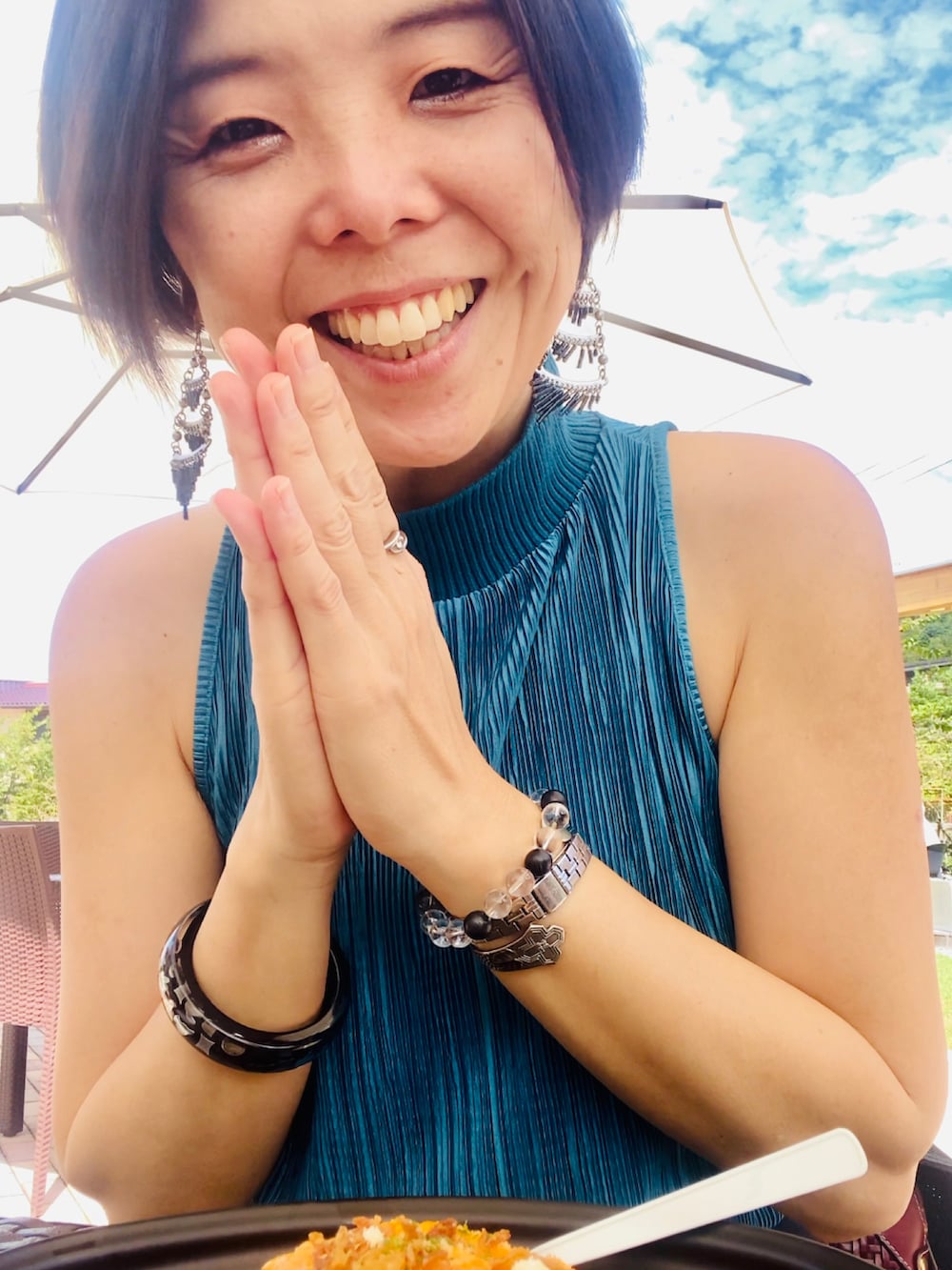 「休日コーデ、おそろいコーデ、大人女子、ハイネックノースリーブ、黒スカート、帽子、食べてる動画はTikTokへ」｜「ZARAのアイテム（トップス、グリーン系）」を使った、ハマダ マリコさん（レディース・163cm）の秋コーディネートの2枚目の写真