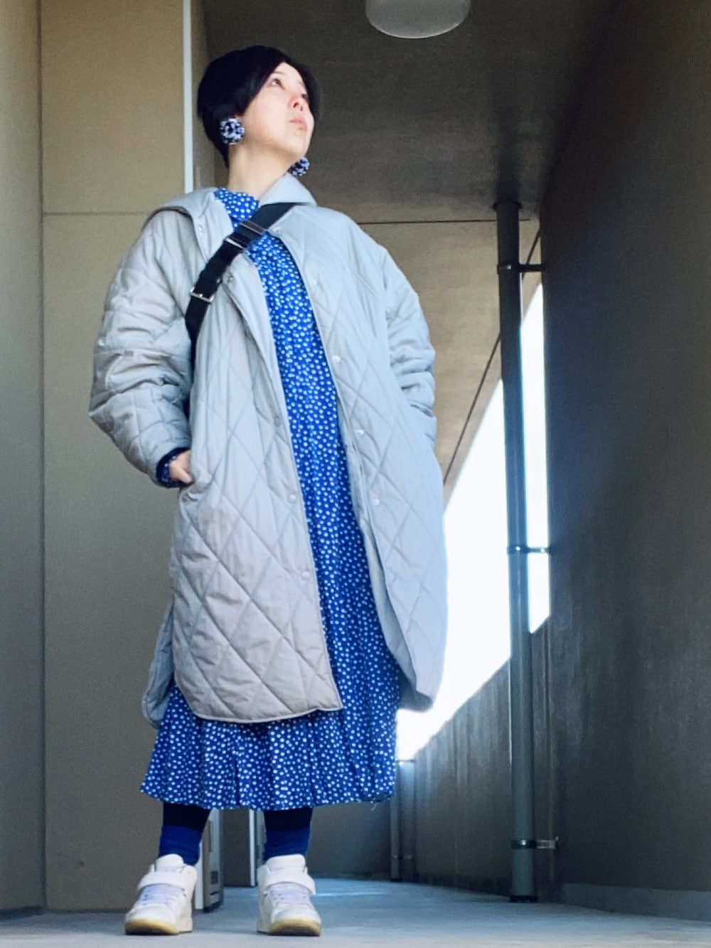 ブルー系のワンピース/ドレス、ホワイト系のスニーカー、ブラック系のボディバッグ/ウエストポーチを着用したレディースの冬コーディネートの4枚目の写真