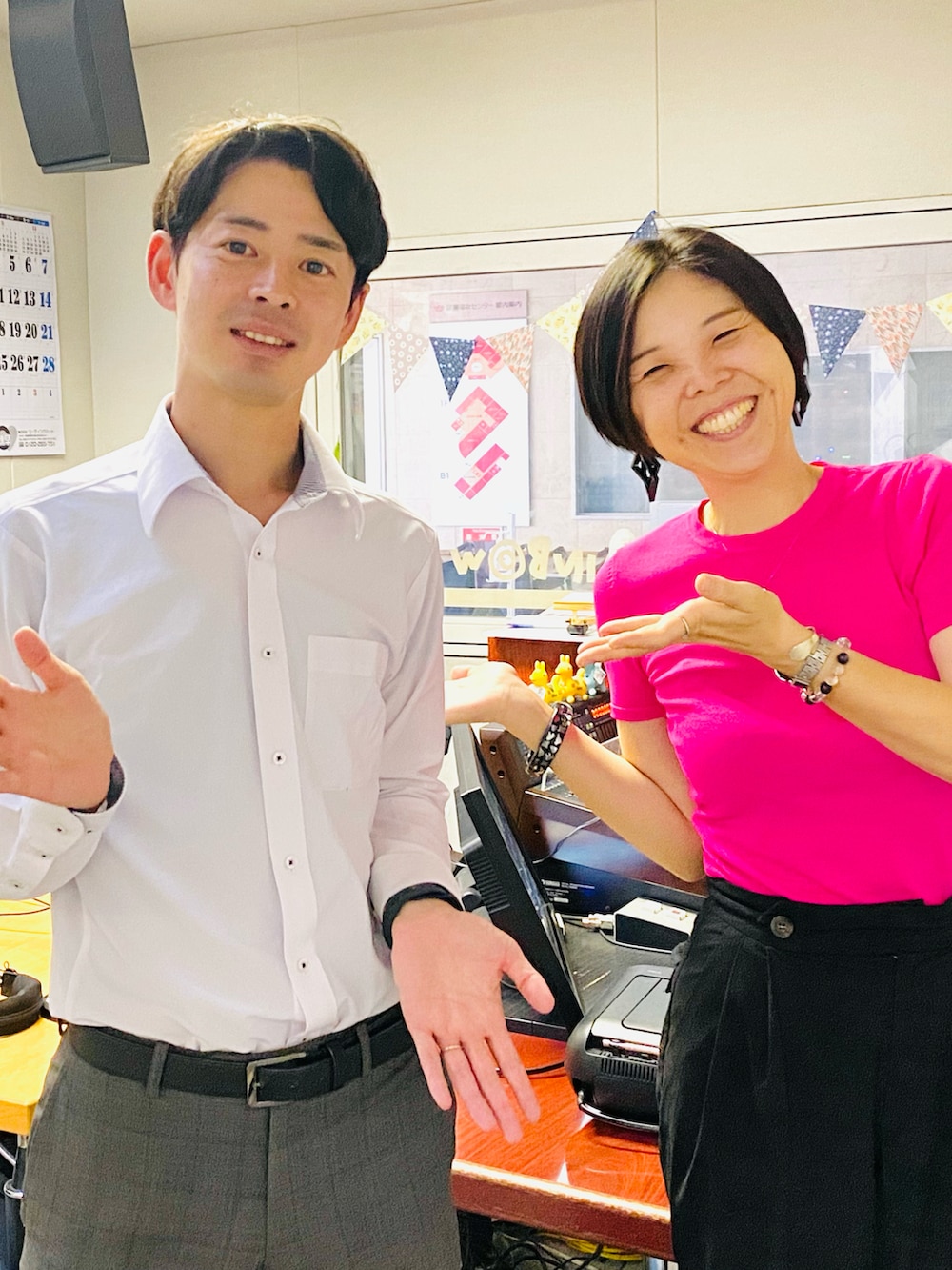 「初秋コーデ、シンプルコーデ、パンツコーデ、全身ZARA、ピンクニット、ニットトップス、スラックス、ピンク×ブラック」｜「ZARAのベーシック エクストラファイン ニット トップス（ニット/セーター、ピンク系）」を使った、ハマダ マリコさん（レディース・163cm）の秋コーディネートの2枚目の写真
