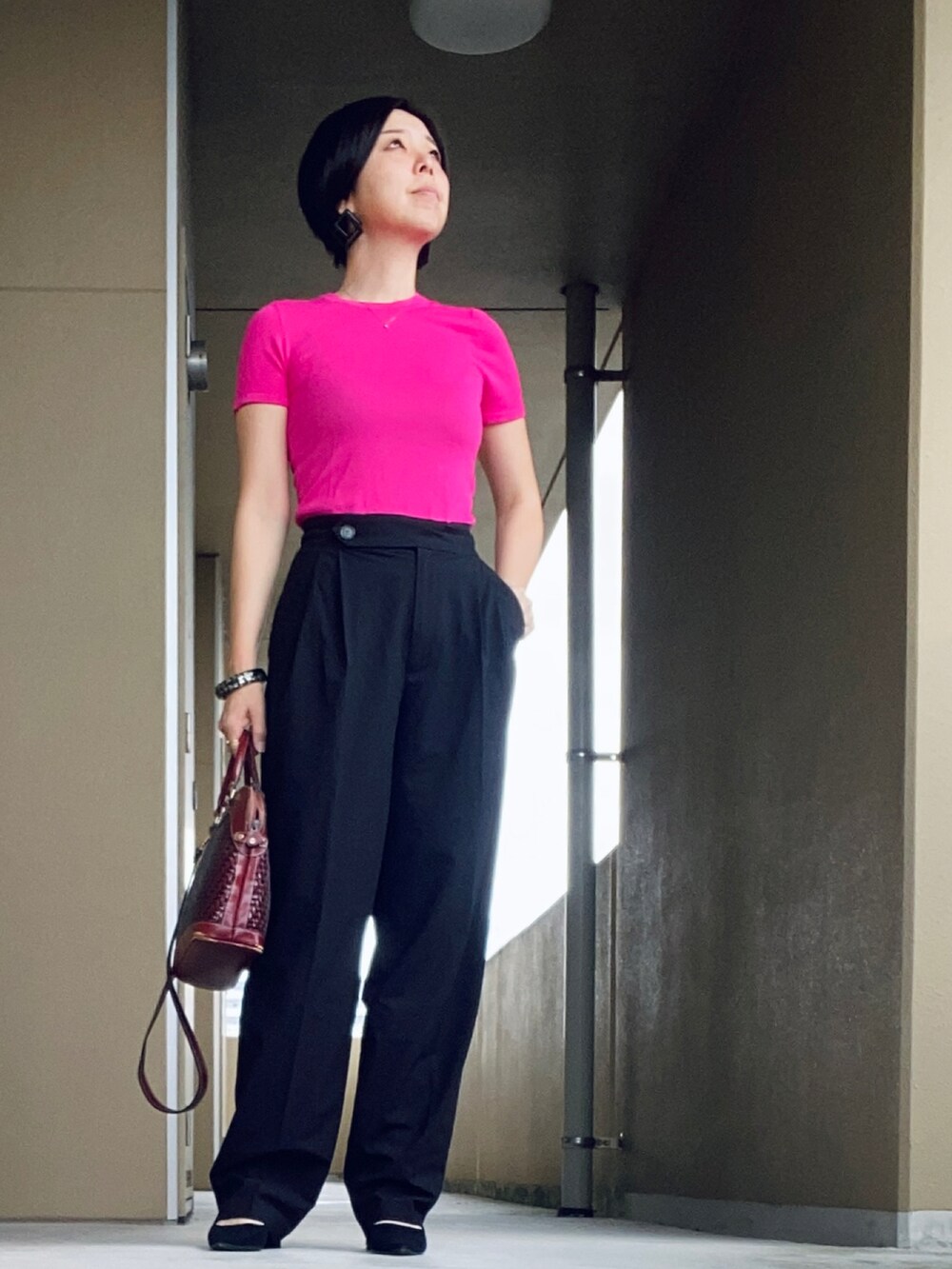 「初秋コーデ、シンプルコーデ、パンツコーデ、全身ZARA、ピンクニット、ニットトップス、スラックス、ピンク×ブラック」｜「ZARAのベーシック エクストラファイン ニット トップス（ニット/セーター、ピンク系）」を使った、ハマダ マリコさん（レディース・163cm）の秋コーディネートの3枚目の写真